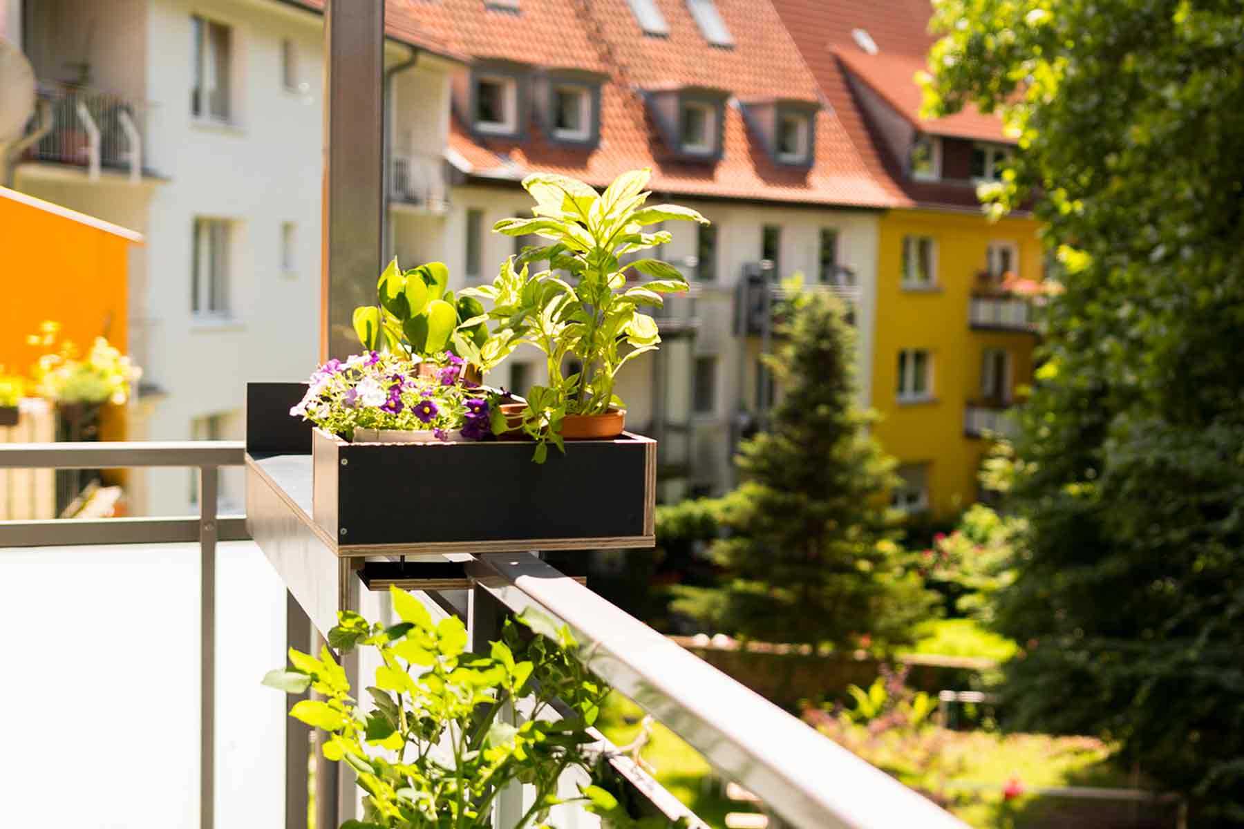Balkonbar Barbara fertig montiert an Balkongeländer in Seitenansicht