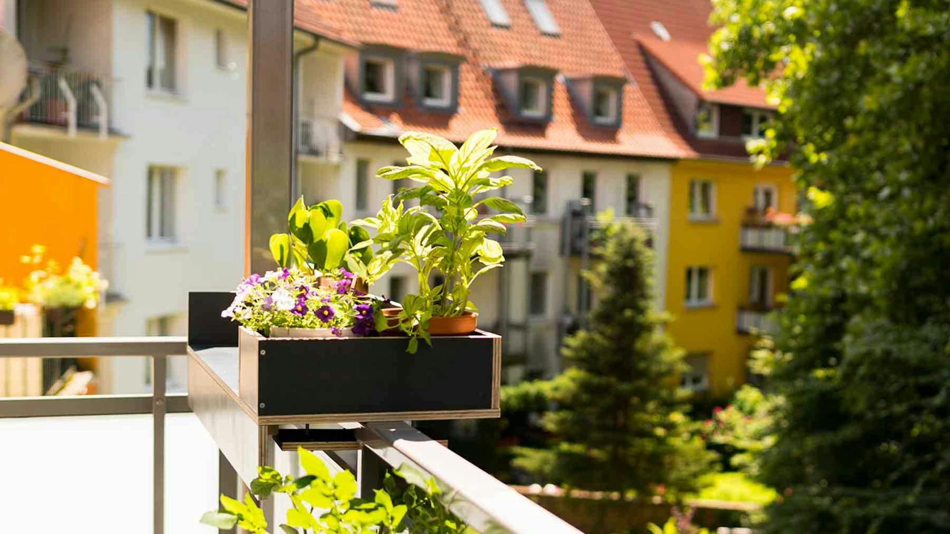 Balkonbar Barbara fertig montiert an Balkongeländer in Seitenansicht