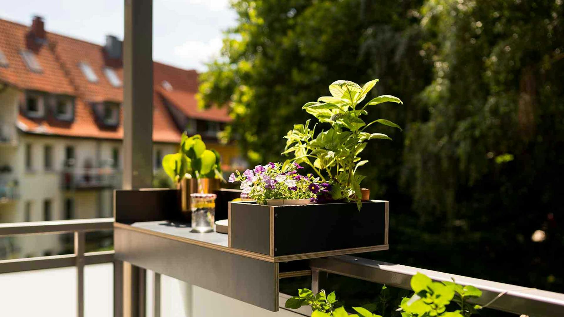 Balkonbar Barbara fertig montiert an Balkongeländer