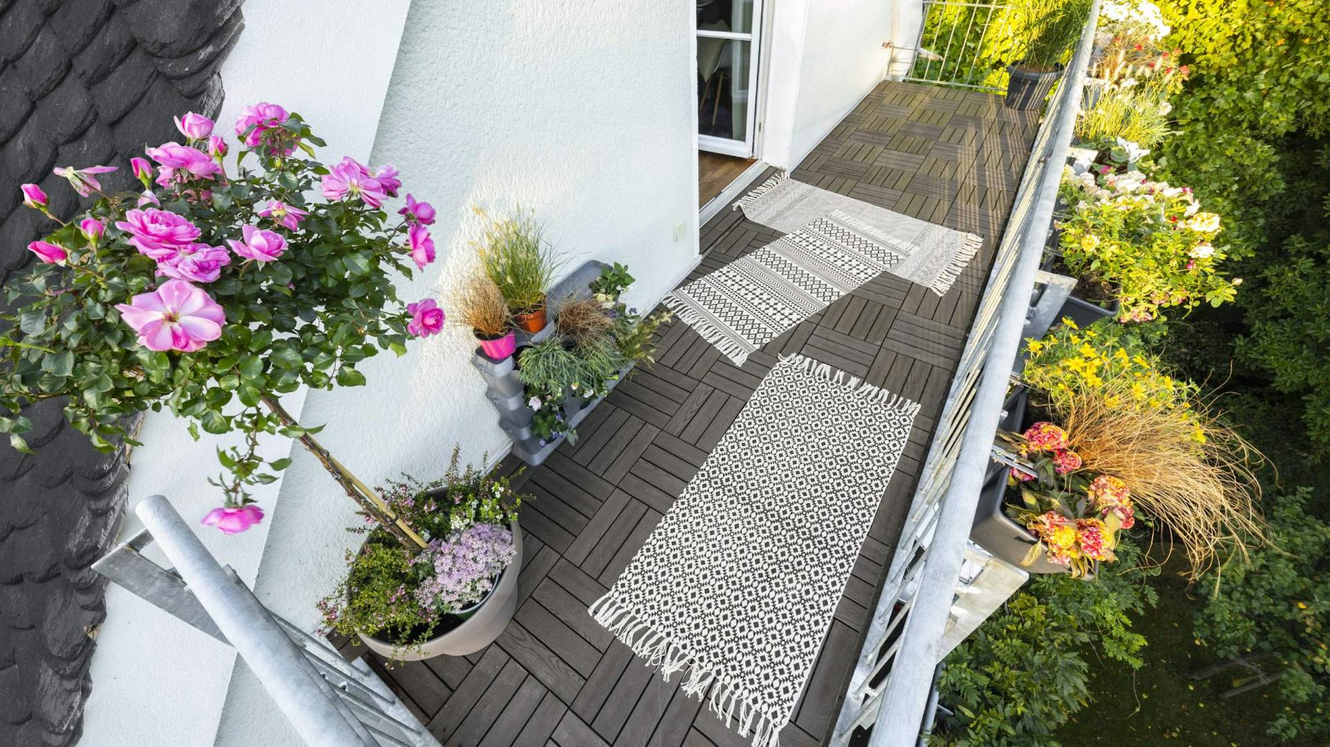 Outdoor-Teppiche auf dem Balkonboden