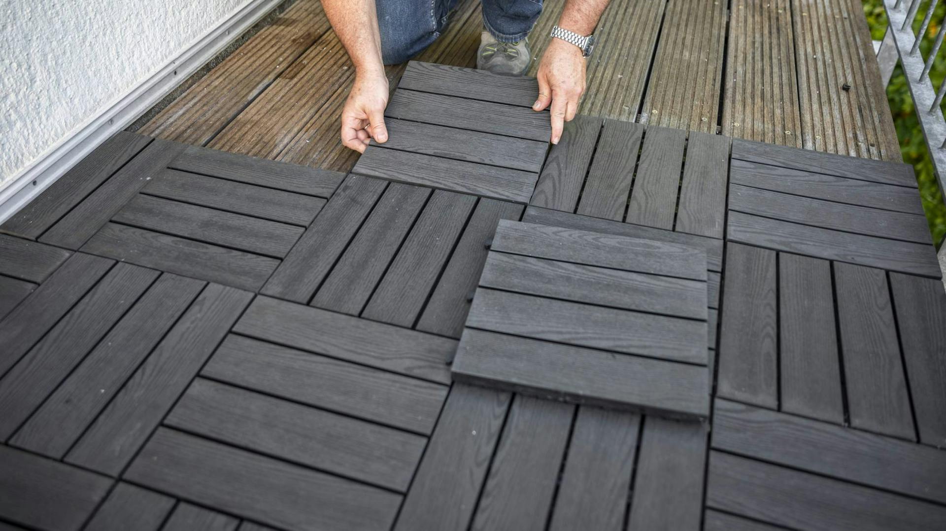 Heimwerker verlegt Klickfliesen