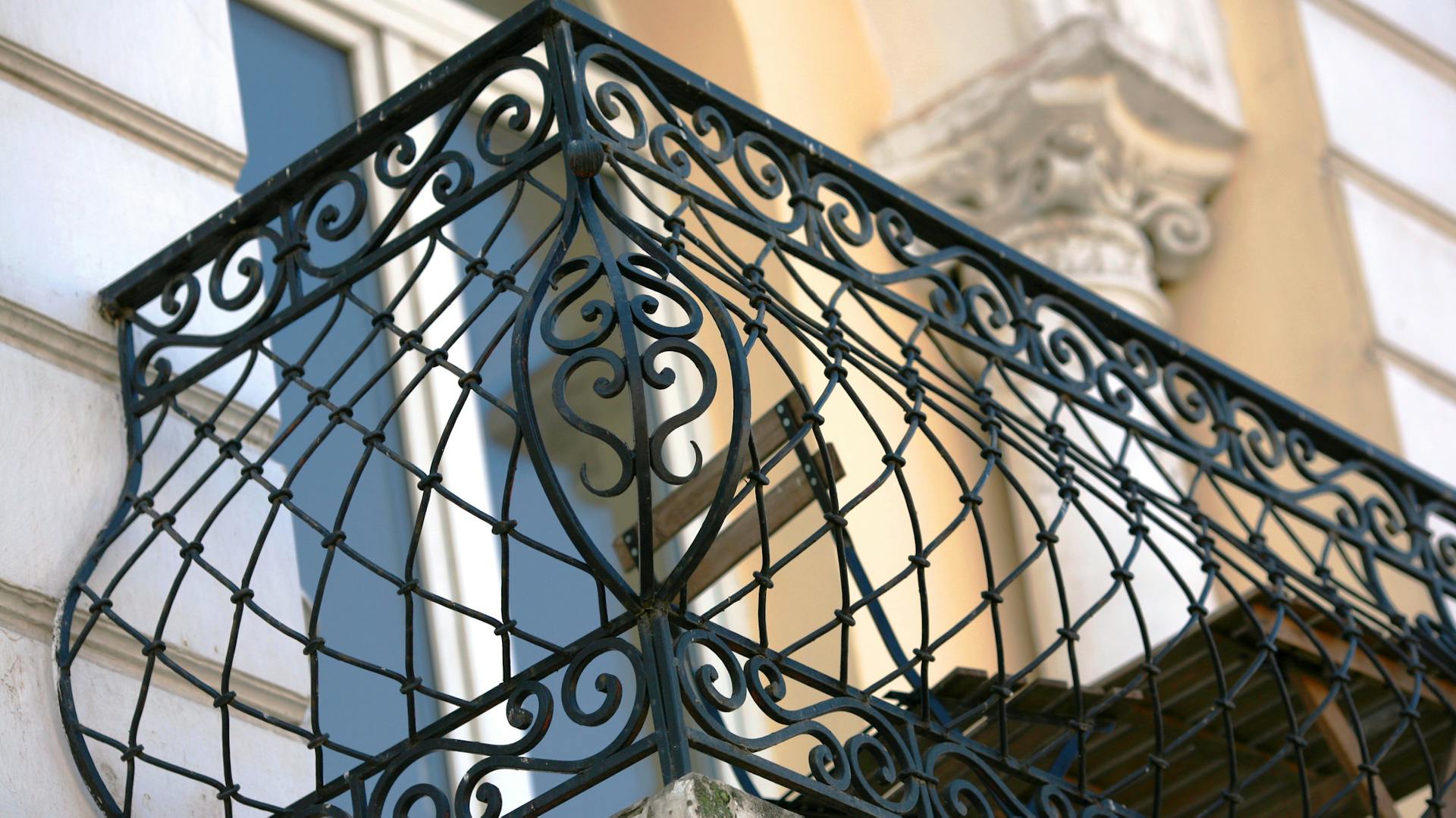 Gepflegtes Balkongeländer aus Metall an Haus