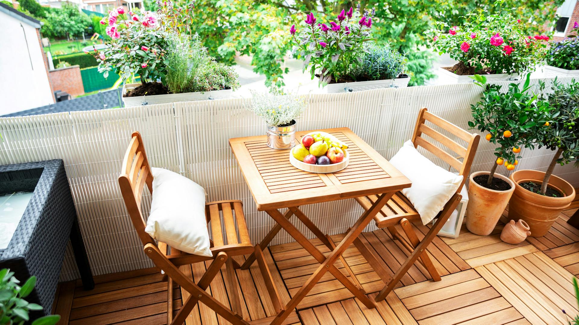 Natürlich wirkende Balkonmöbel für einen sonnigen Balkon