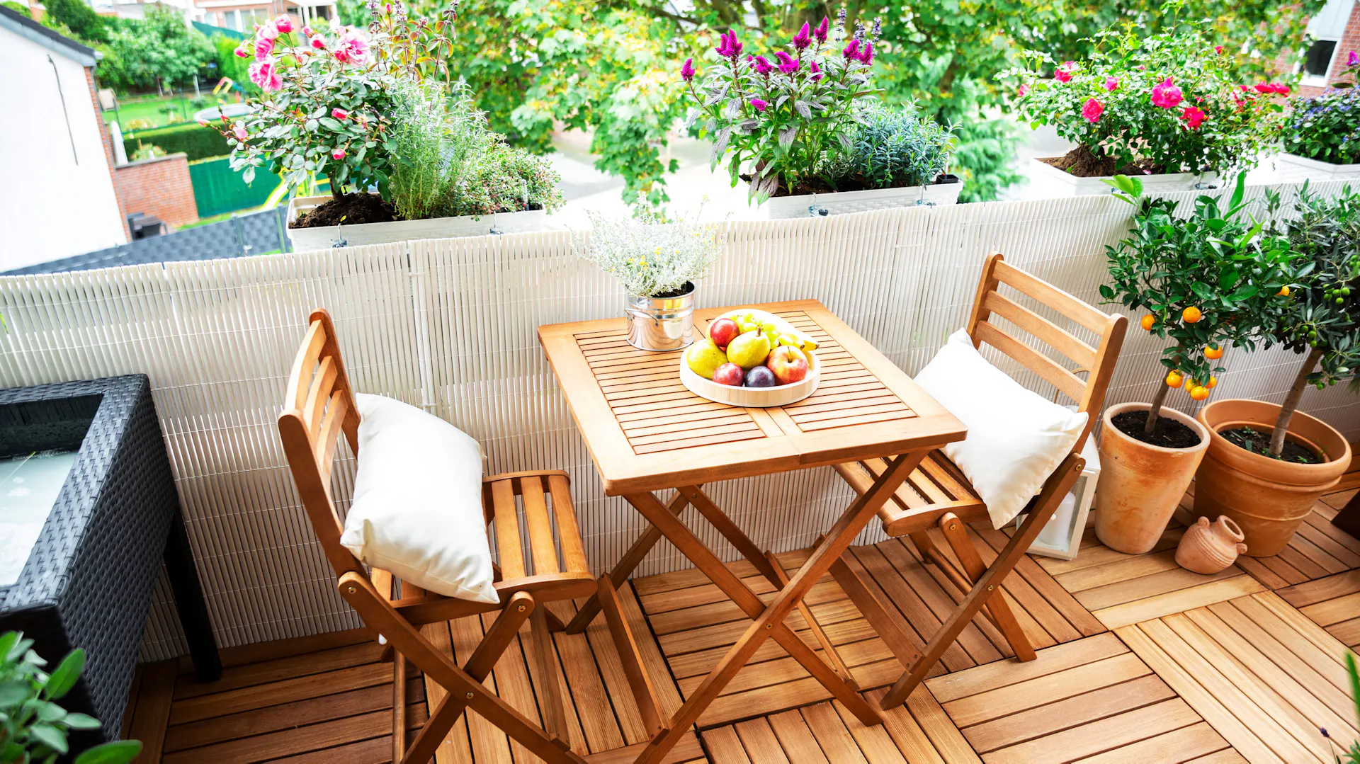 Mobili da balcone dall’aspetto naturale per un balcone soleggiato