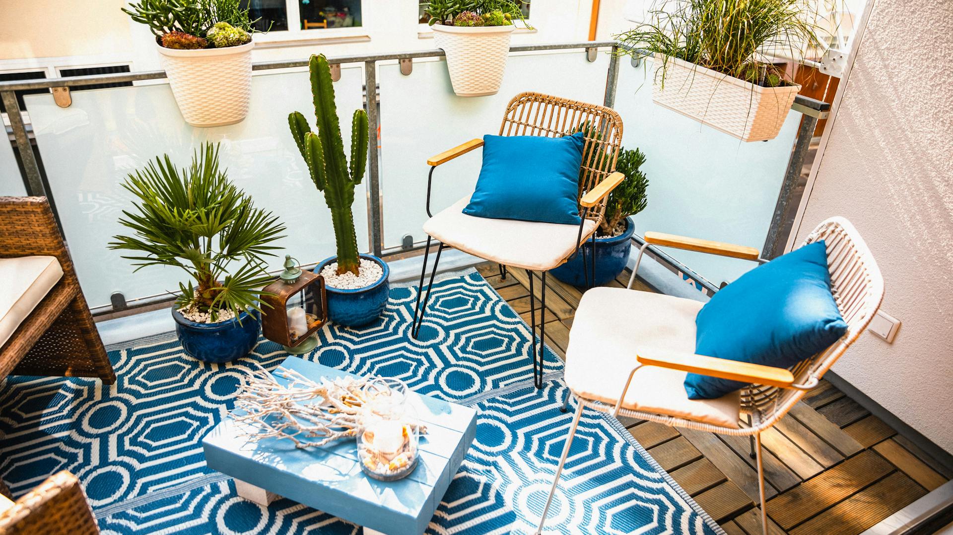 Balkon mit zwei Sesseln in maritimen Farben dekoriert