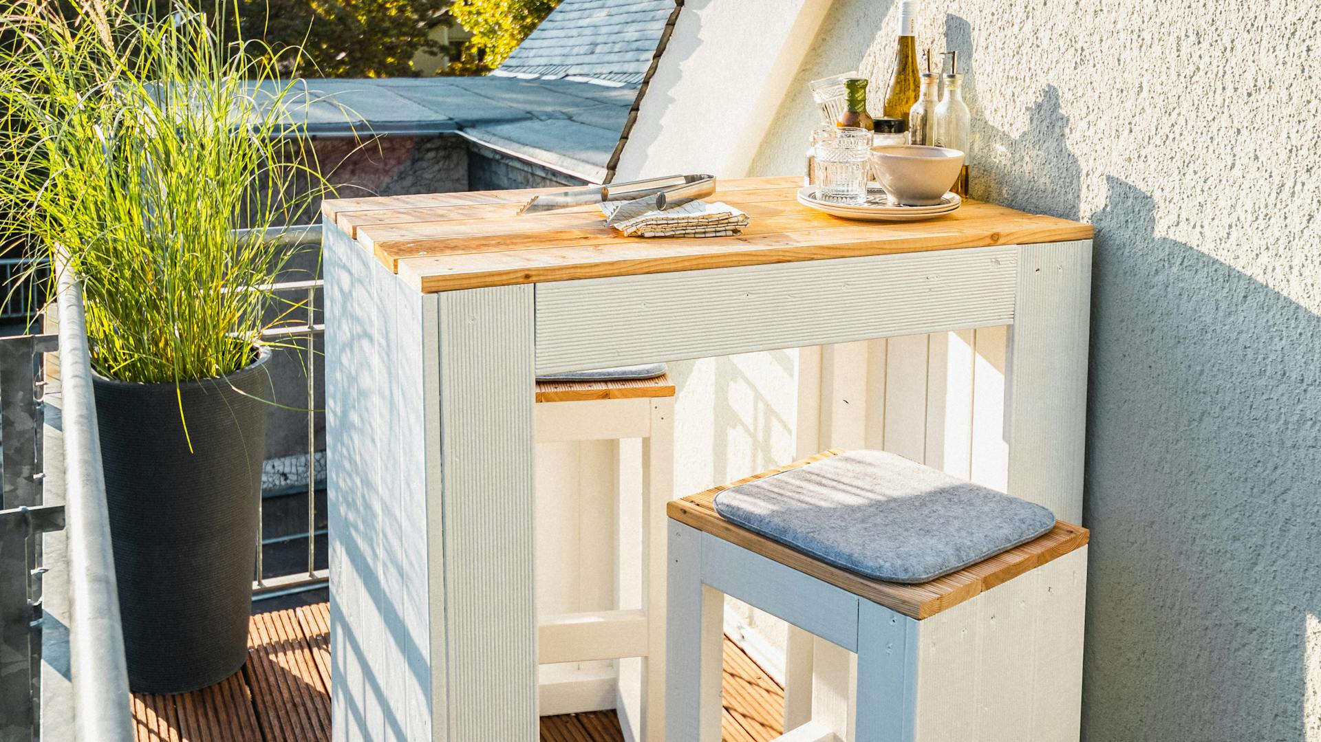 Hochtisch aus Holz auf dem Balkon