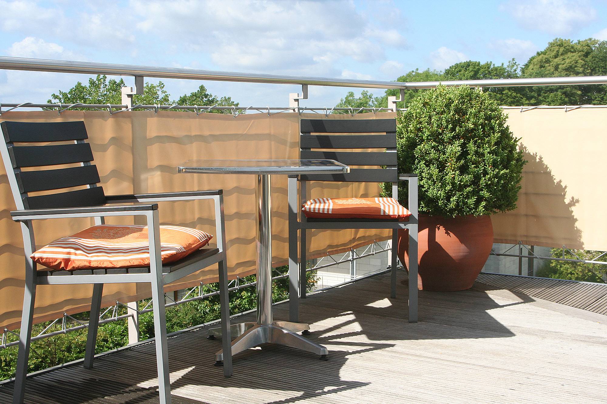 Balkon mit Sitzmöbeln und Balkonverkleidung