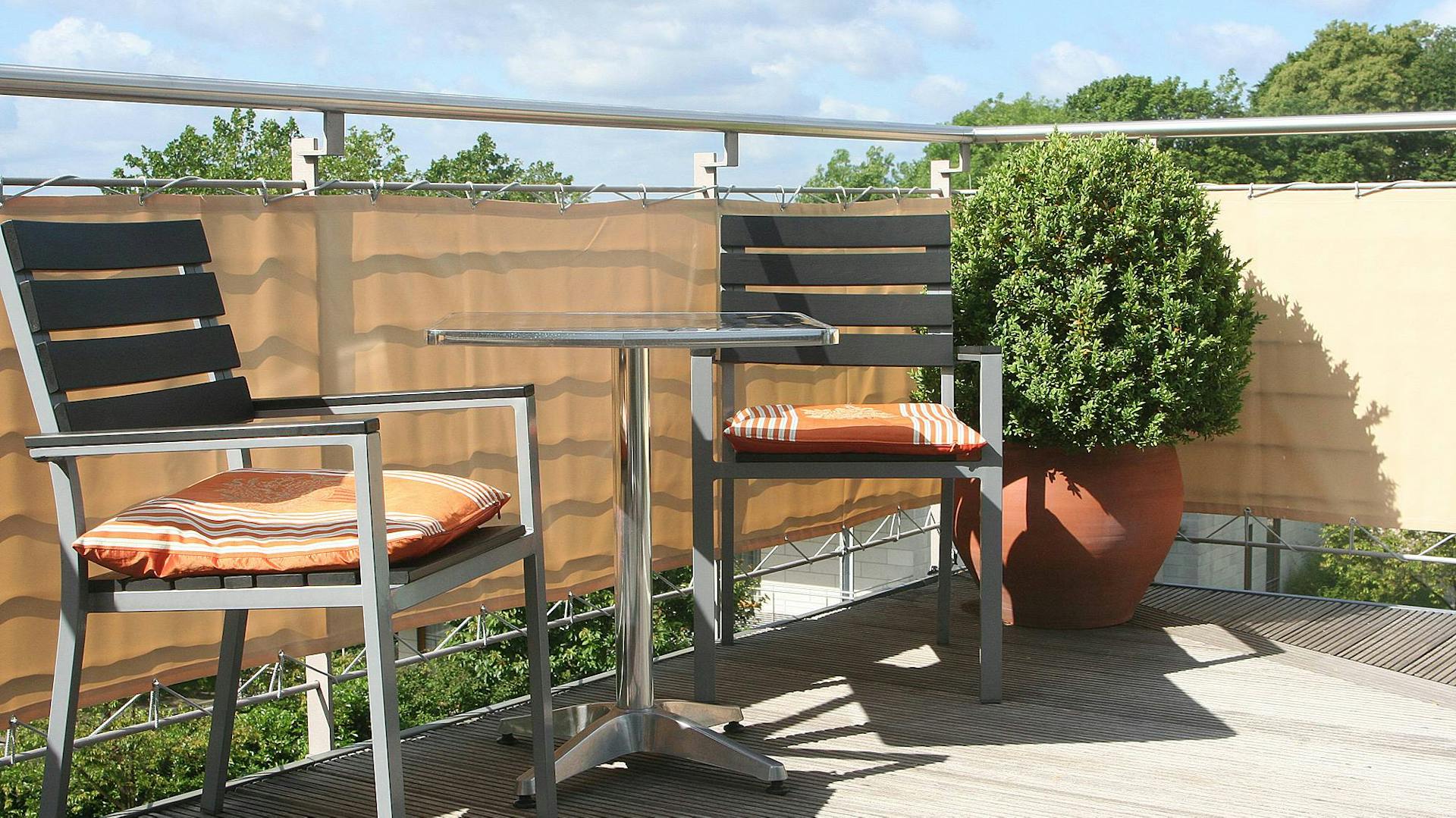 Balkon mit Sitzmöbeln und Balkonverkleidung