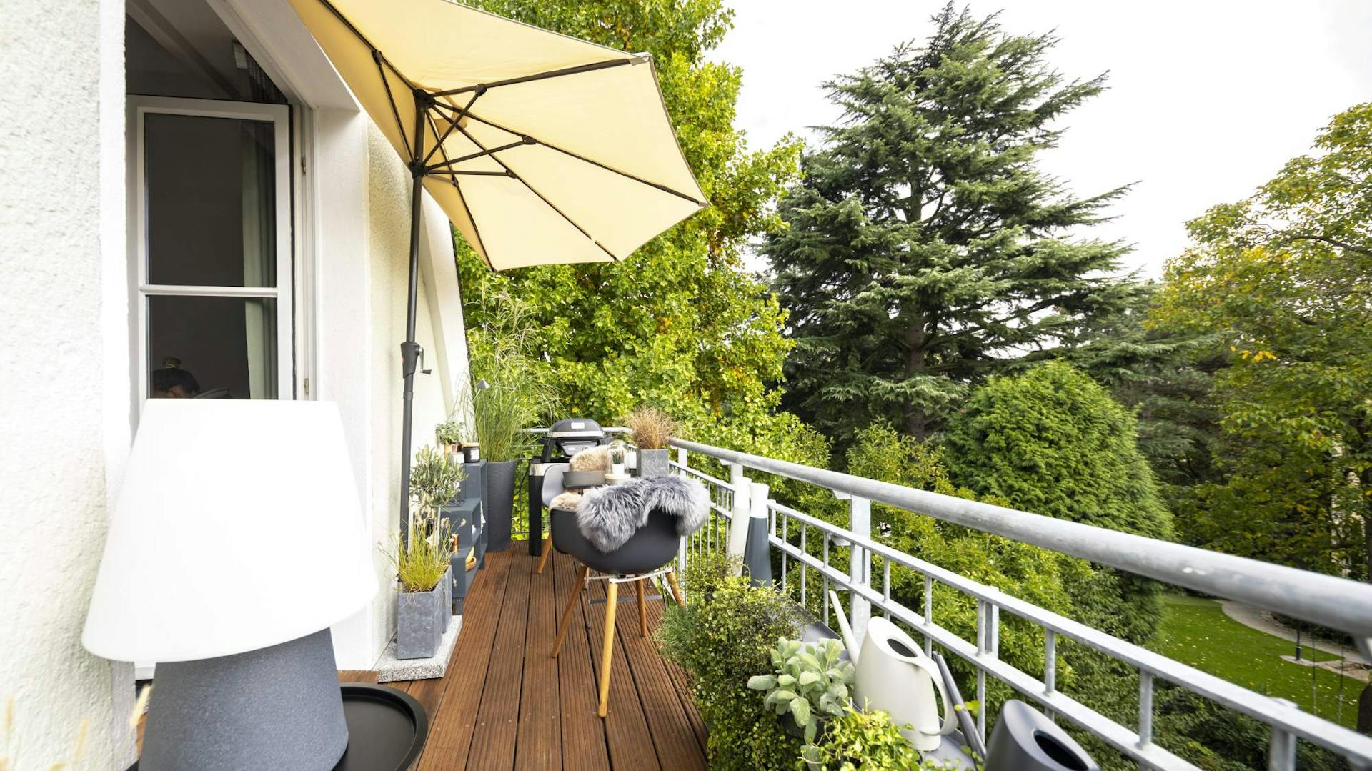 Balkon mit Sonnenschirm