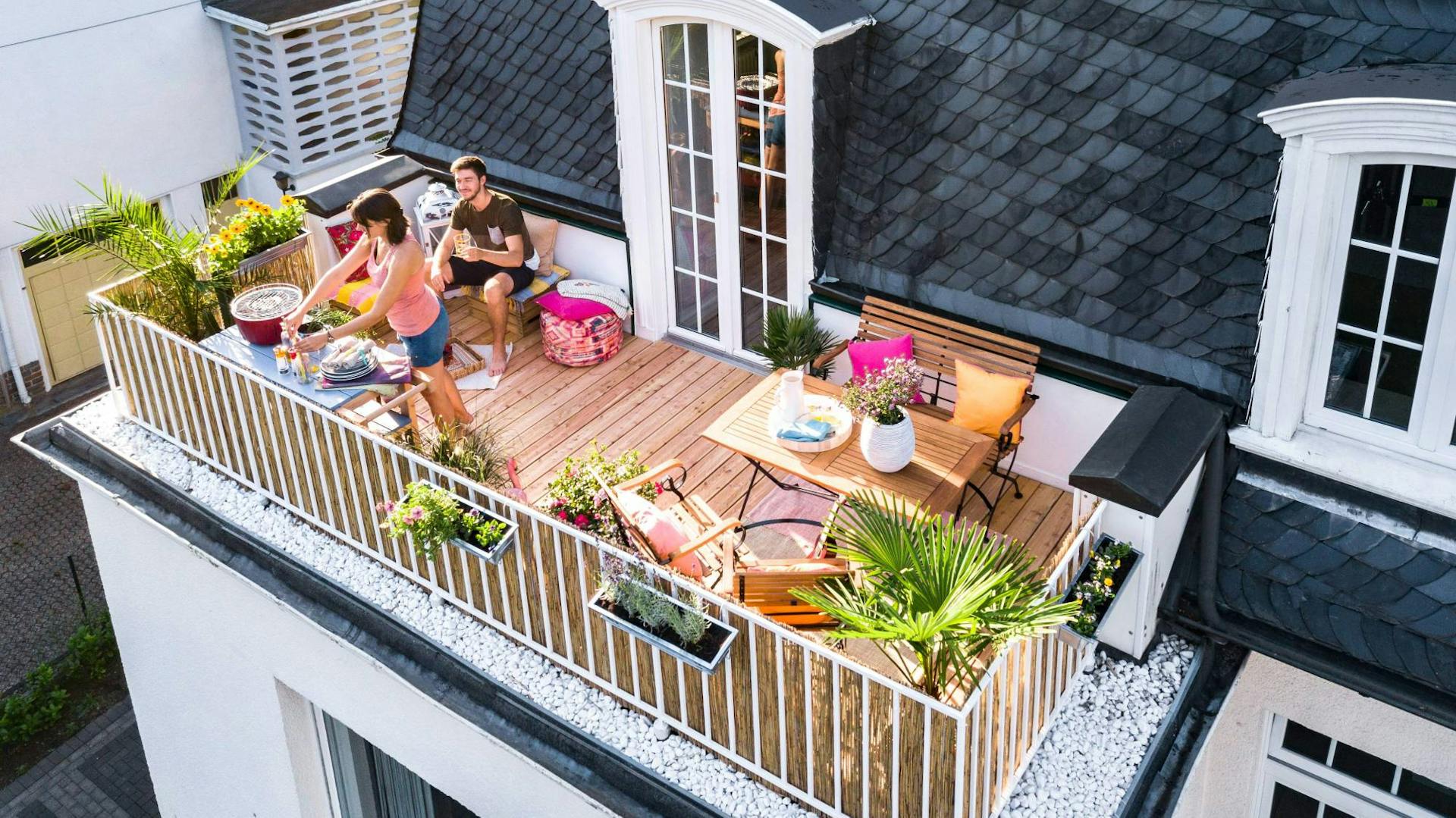 Balkon mit Sonnenschirm und Dekoration