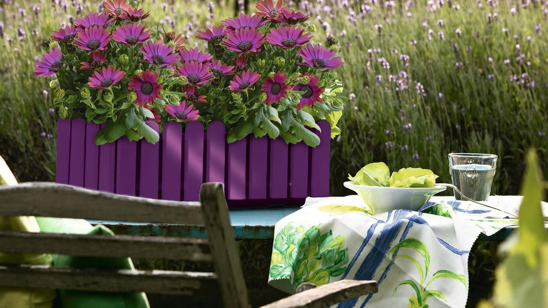 Tavolo da balcone con sedia e fioriera con fiori viola