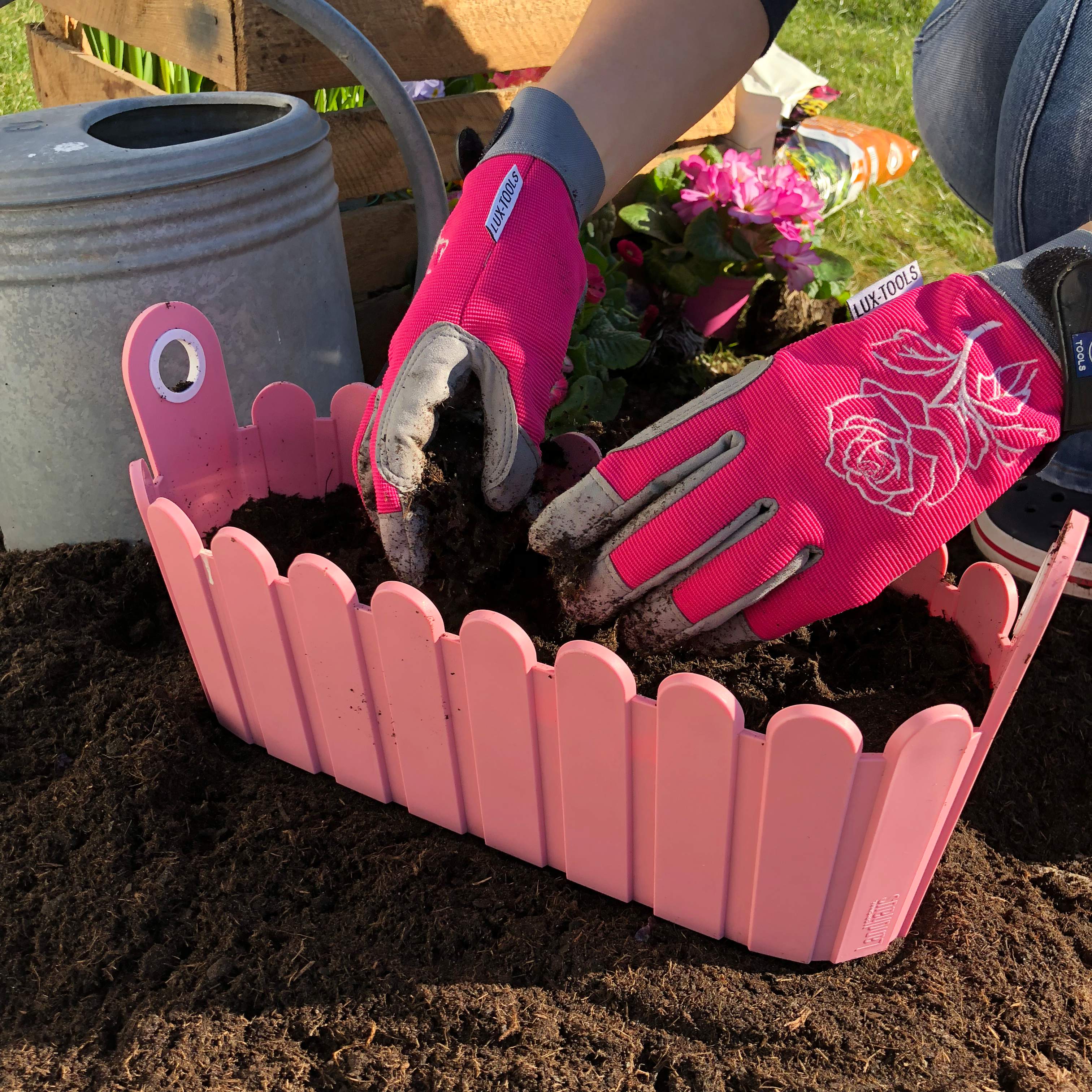 Balconiera con mani e terriccio