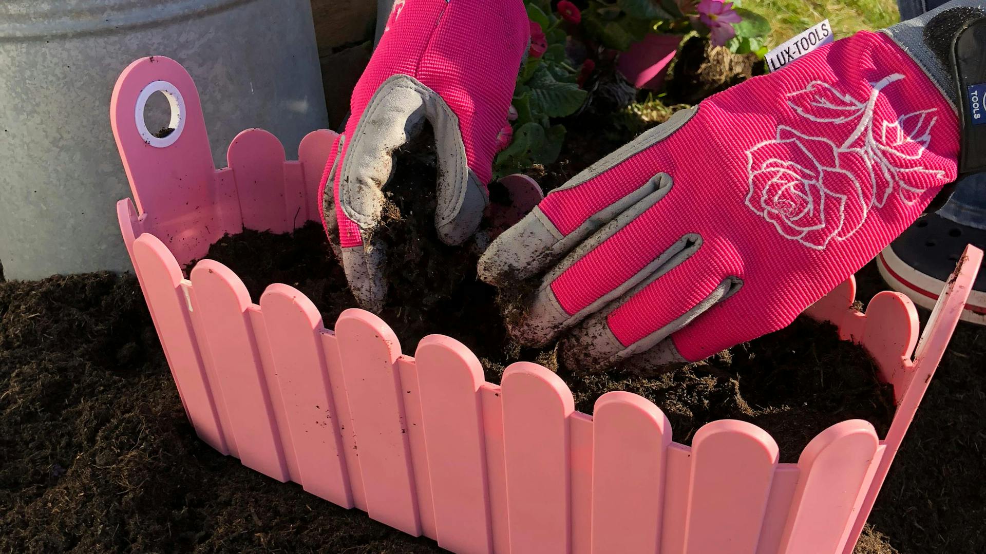 Balconiera con mani e terriccio