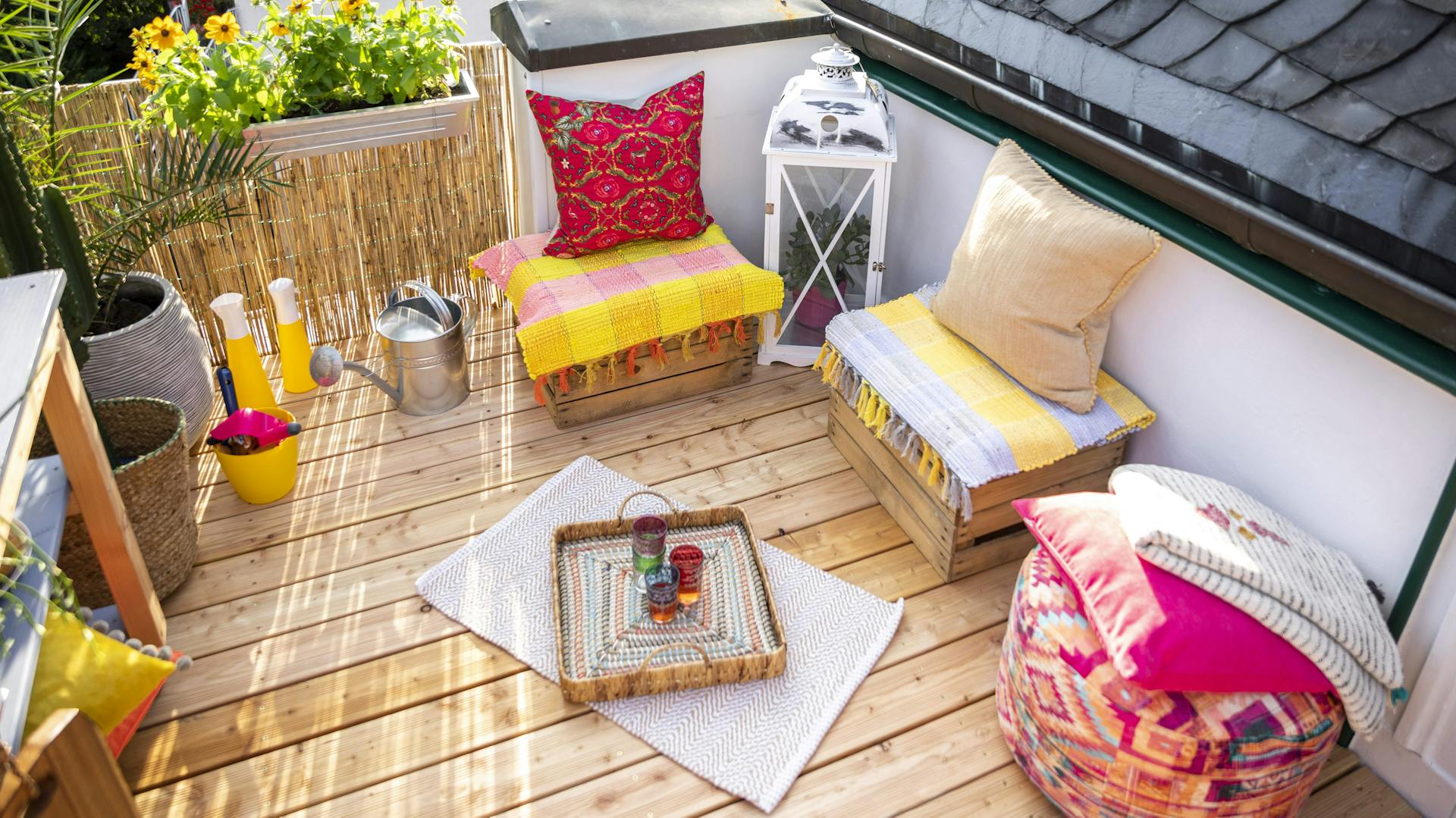 Balkon mit bunten Sitzmöbeln