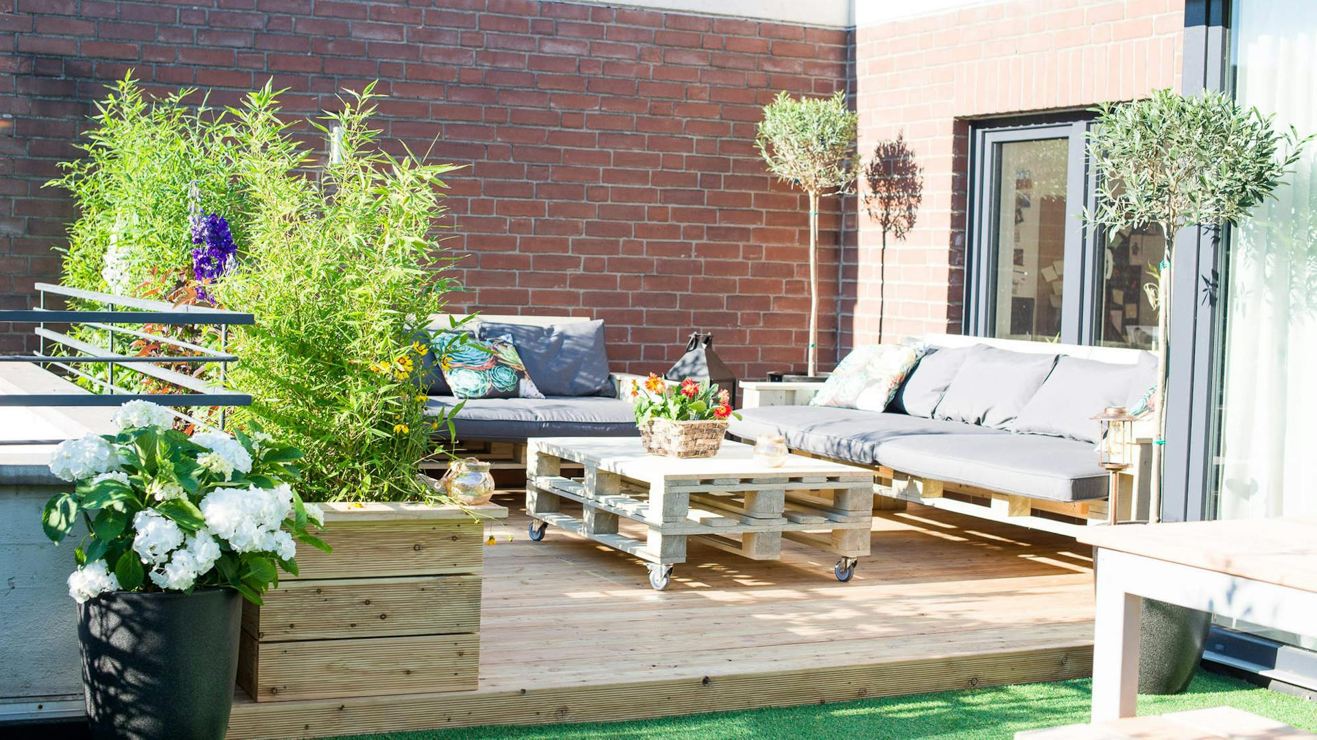 Dachterrasse mit Palettenmöbeln und Pflanzen