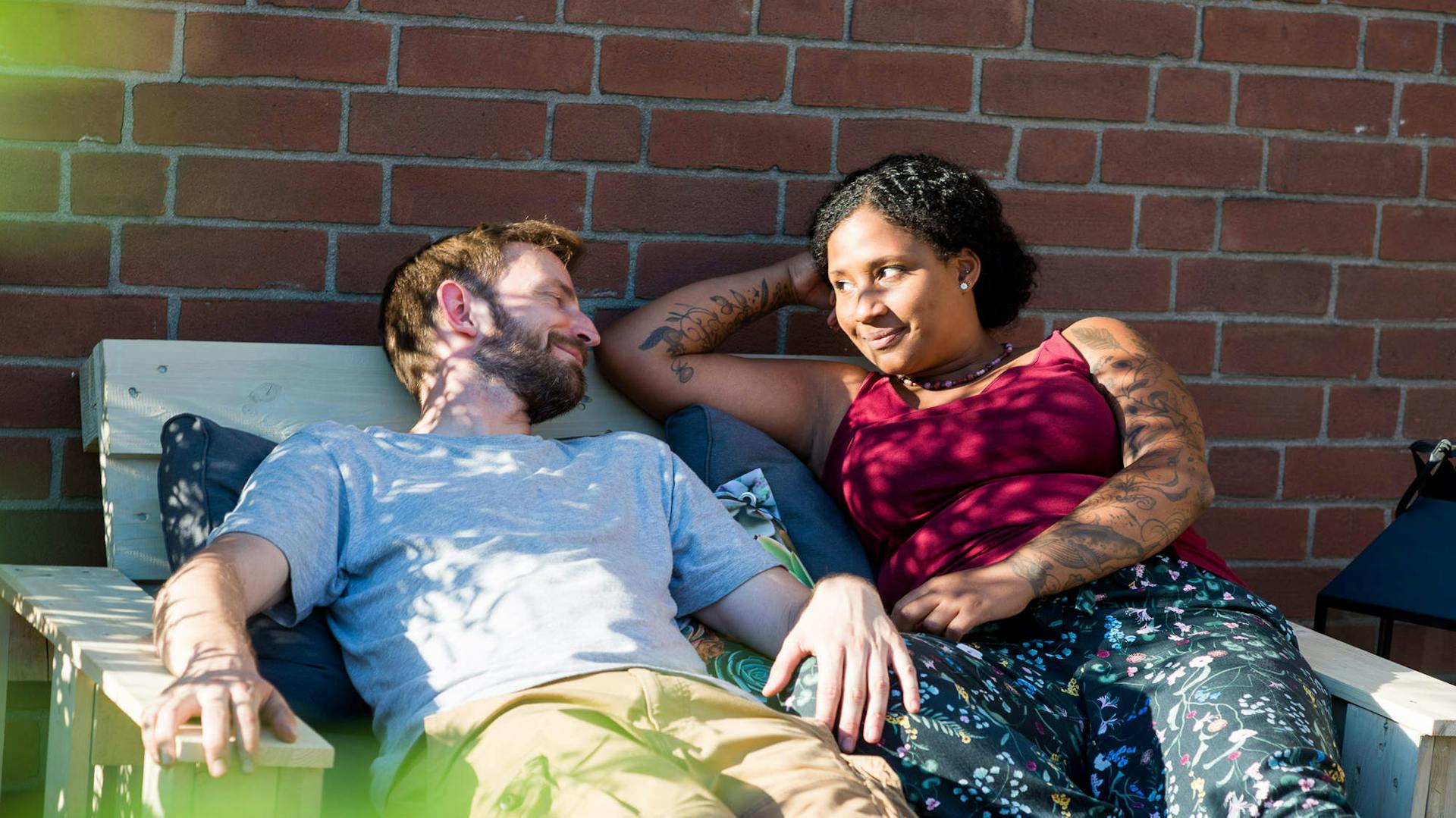 Mann und Frau sitzen auf Palettensofa