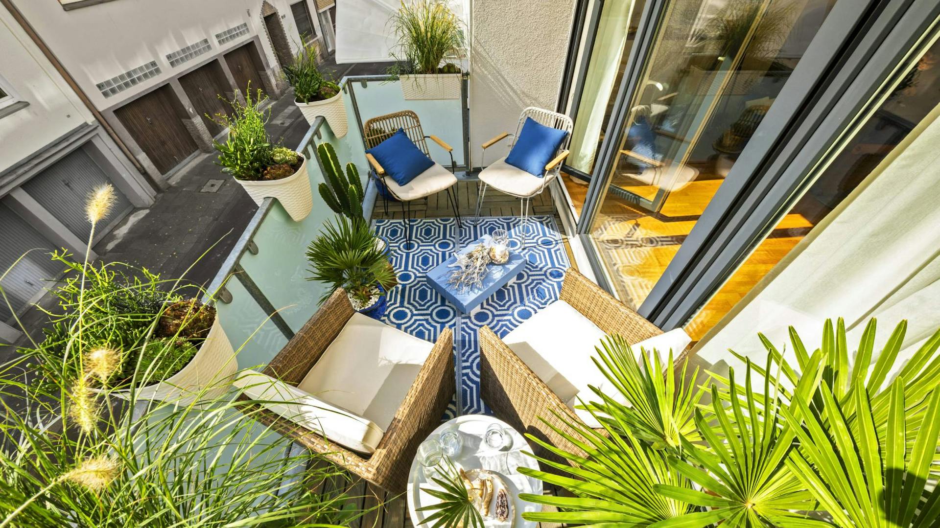 Kleiner Balkon mit Pflanzen