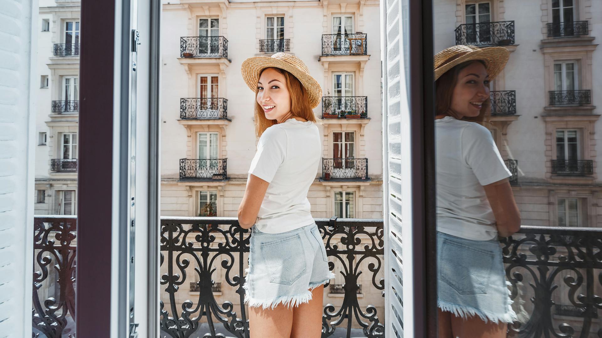 Frau auf einem französischen Balkon