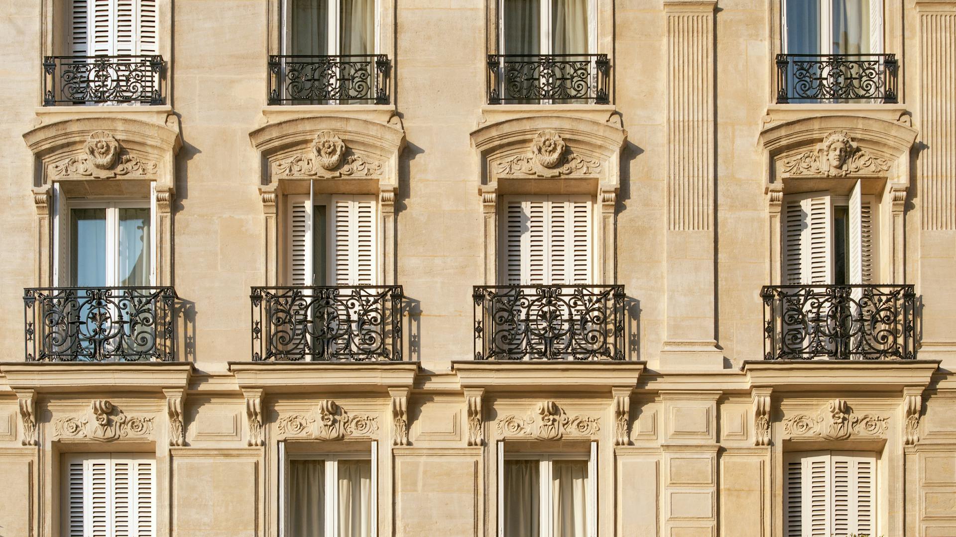 Haus mit französischen Balkonen.