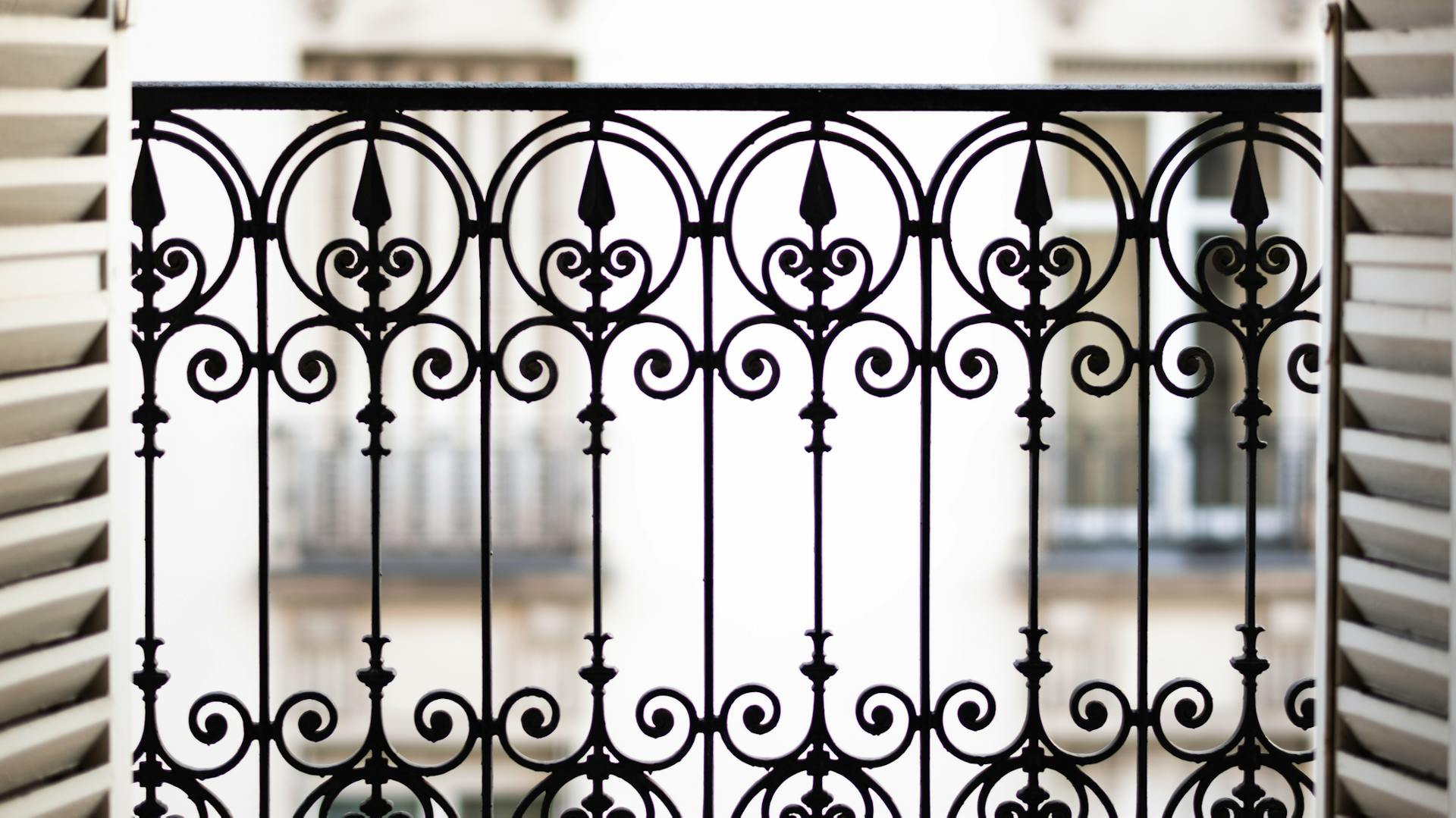Eisernes Geländer vor französischem Balkon