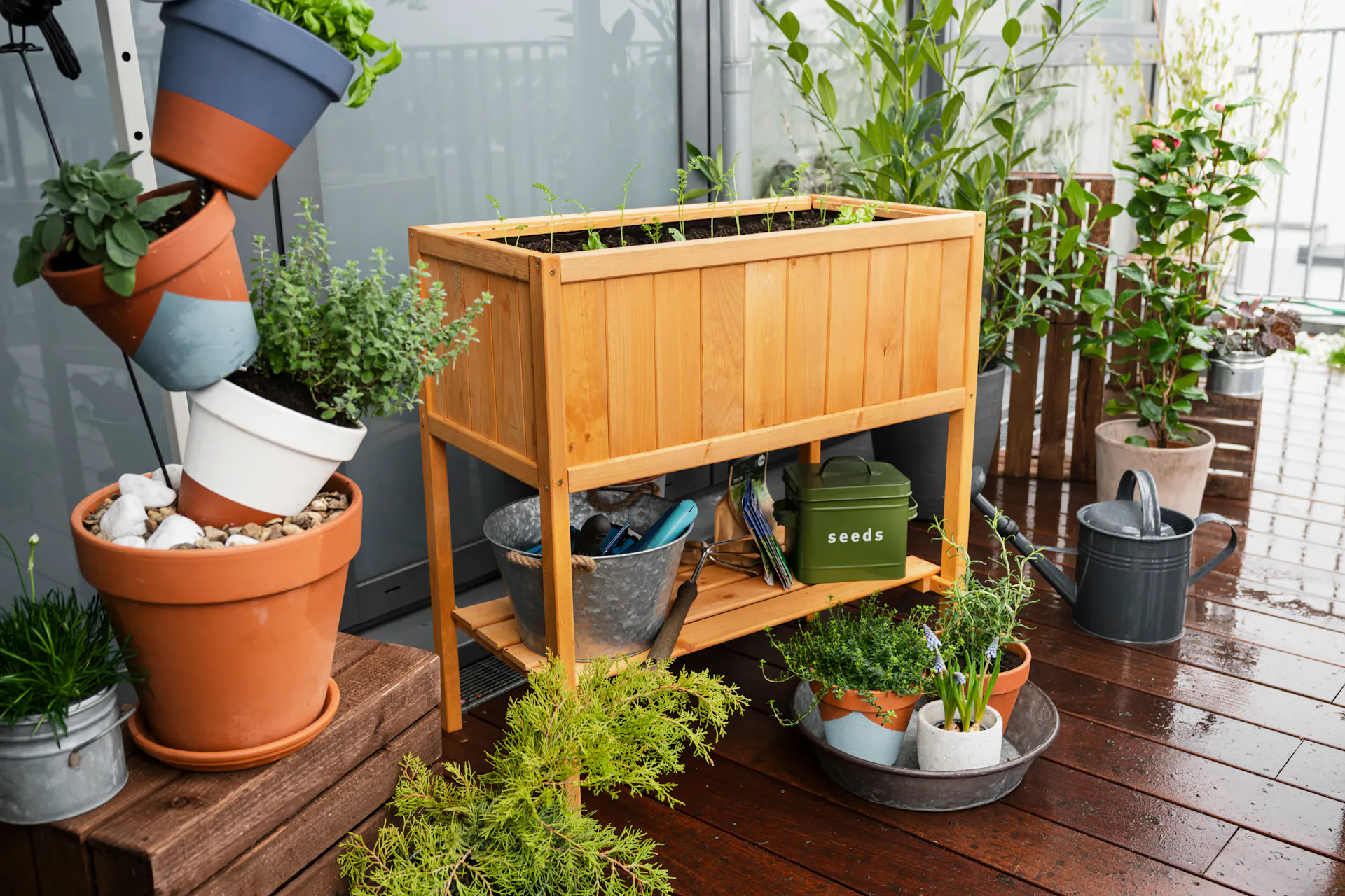 Jardinière surélevée de balcon avec des plantes
