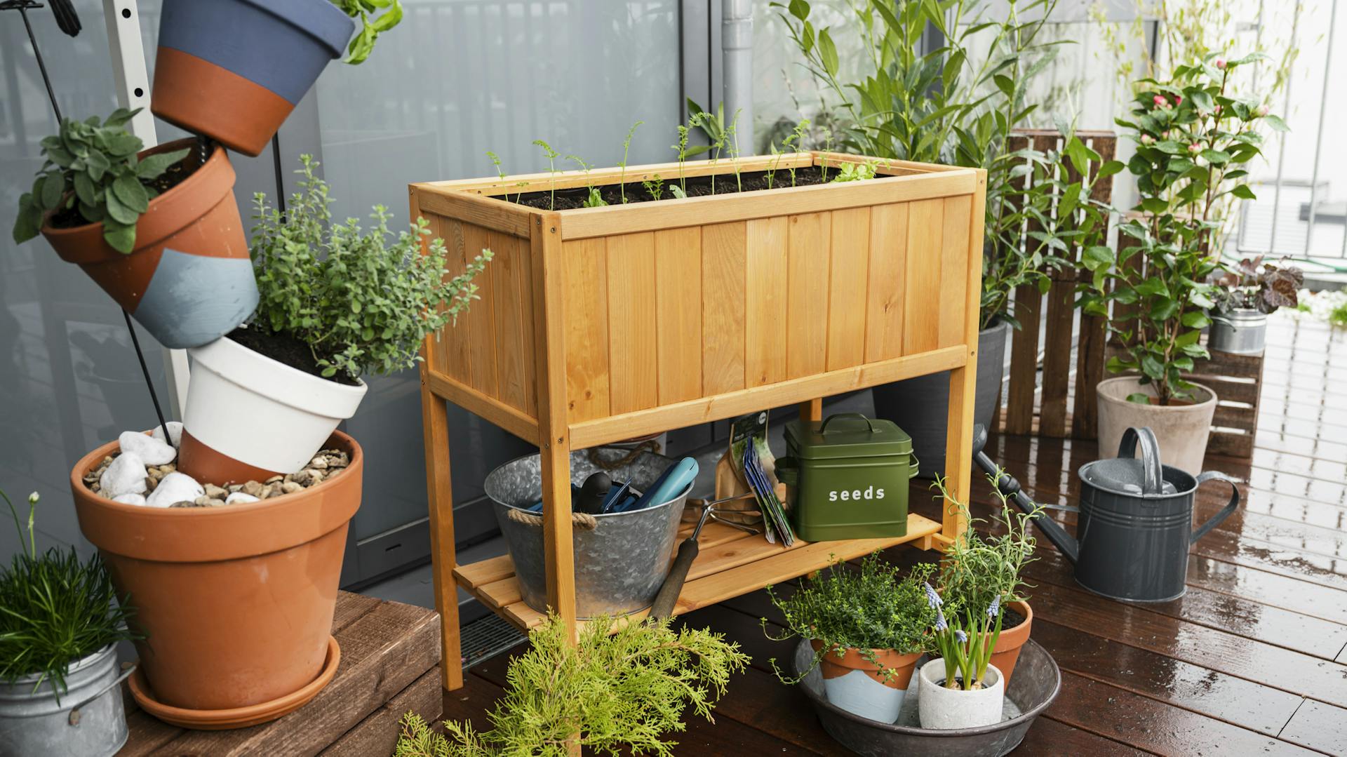Bepflanztes Hochbeet auf einem Balkon