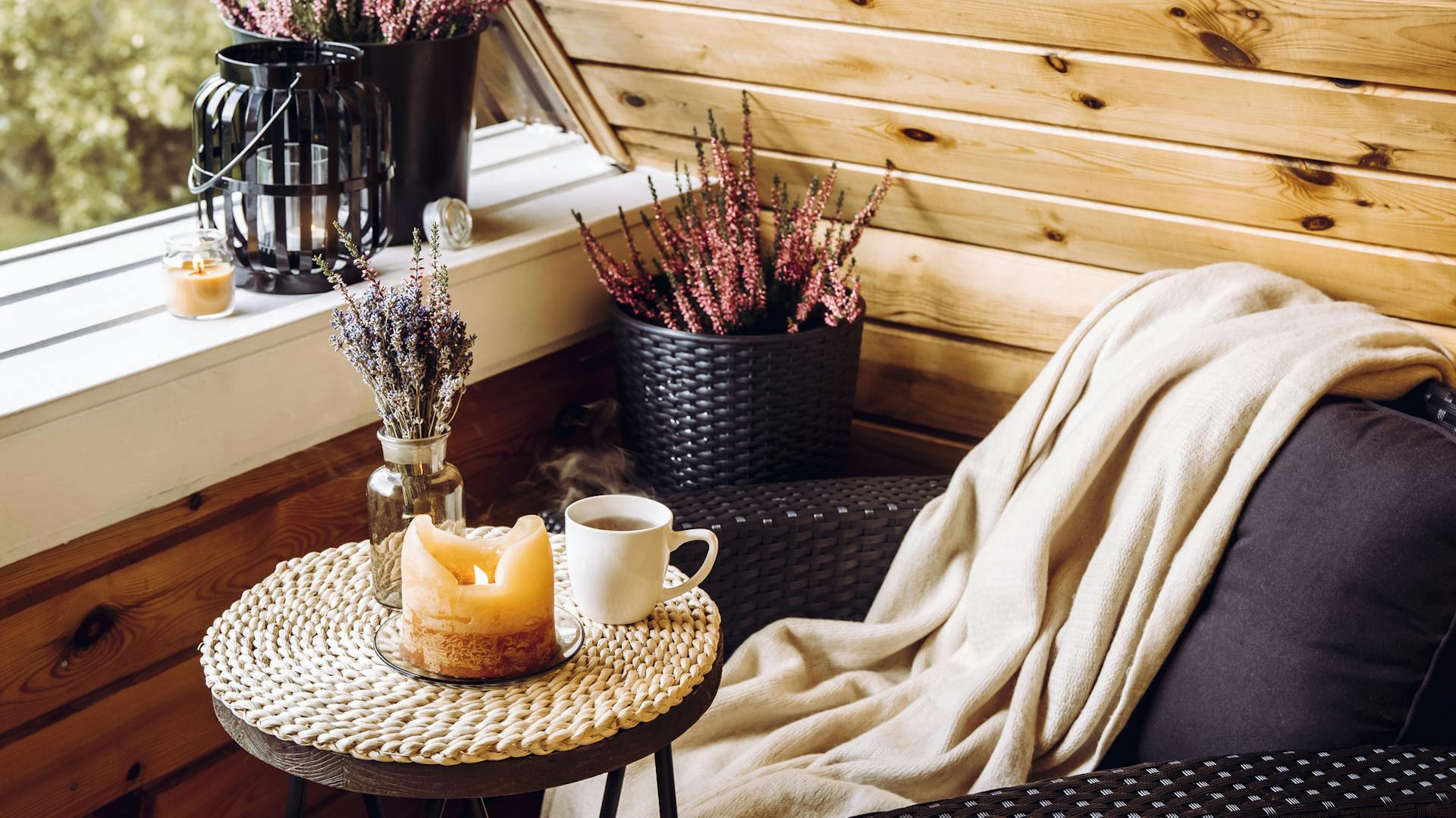 Balkon mit Herbstpflanzen