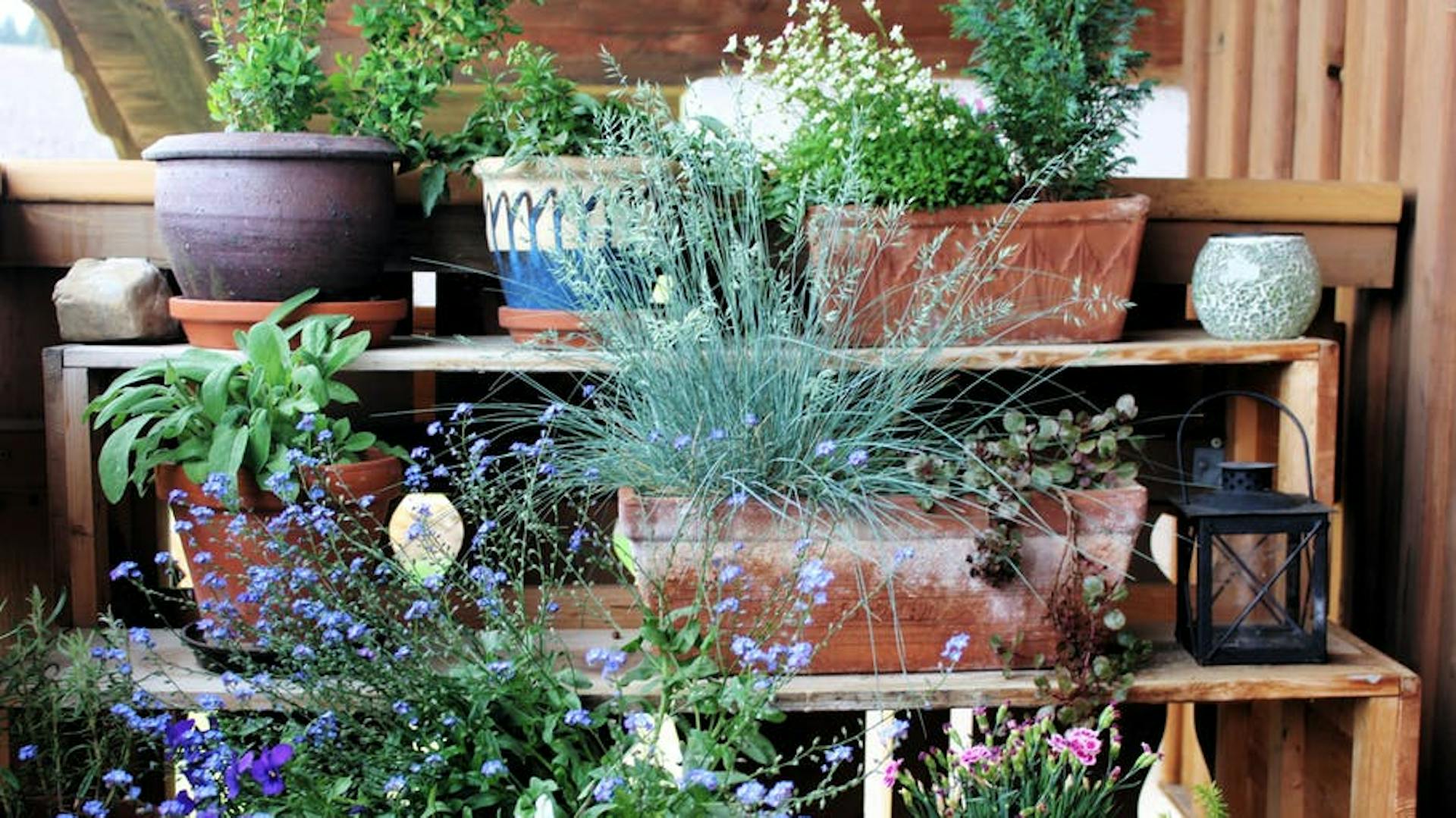 Virágláda egy ferde födém alatti polcon egy erkélyen