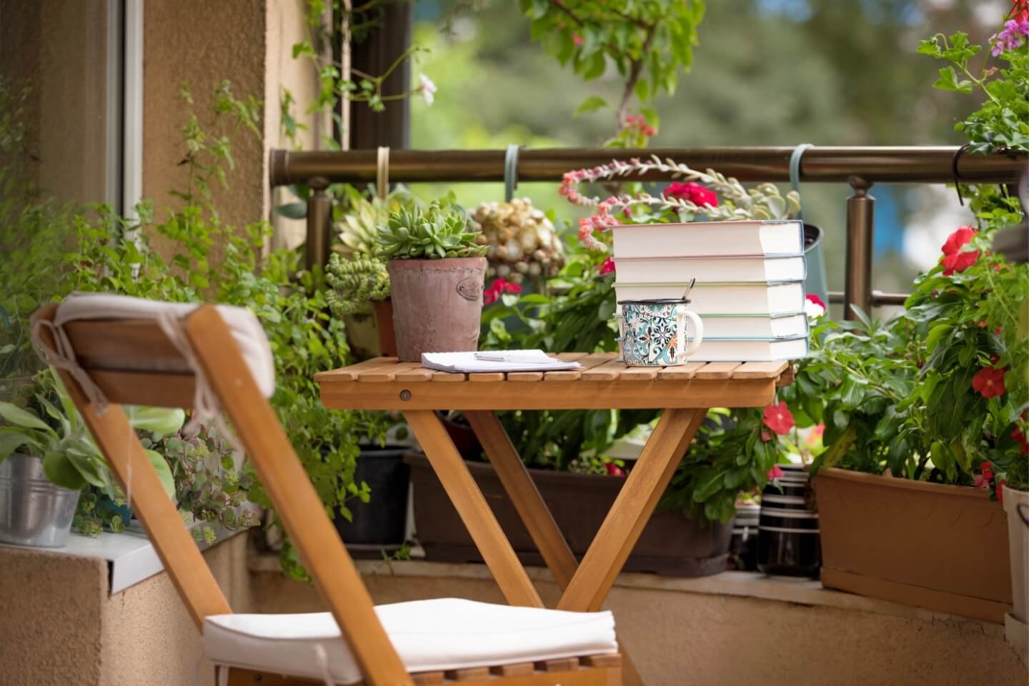 kleinen-balkon-gestalten.jpg?crop=focalpoint\u0026fit=crop\u0026fp-x=0.5\u0026fp-y=0.5\u0026fp-z=1\u0026w=1920\u0026auto=format%2Ccompress