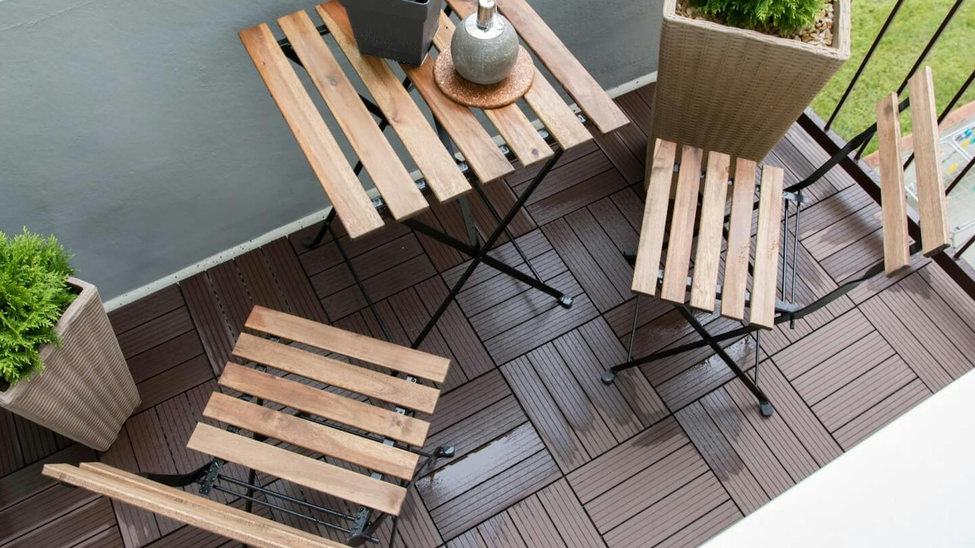 Felülnézet az erkélyre klikk rendszerű padlóval és összecsukható bútorokkal