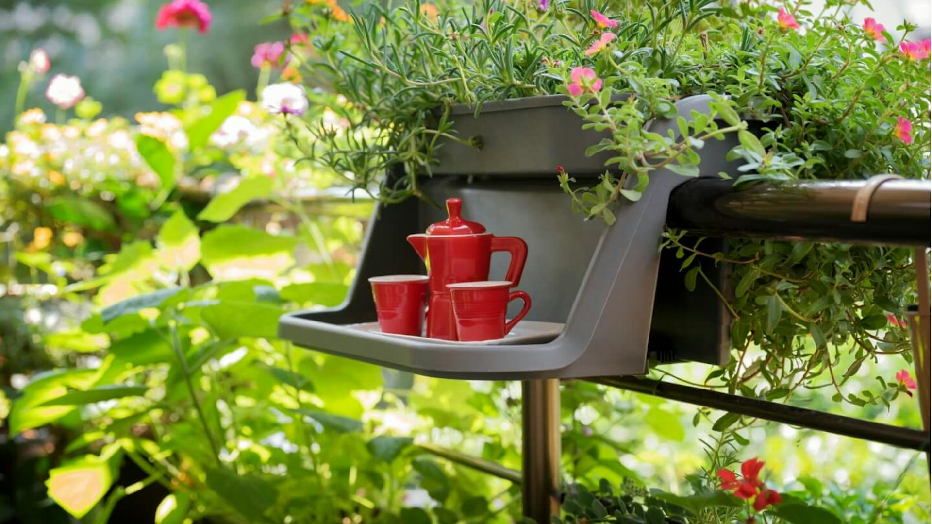 Kombi aus Blumenkasten und Tisch auf einem Balkon