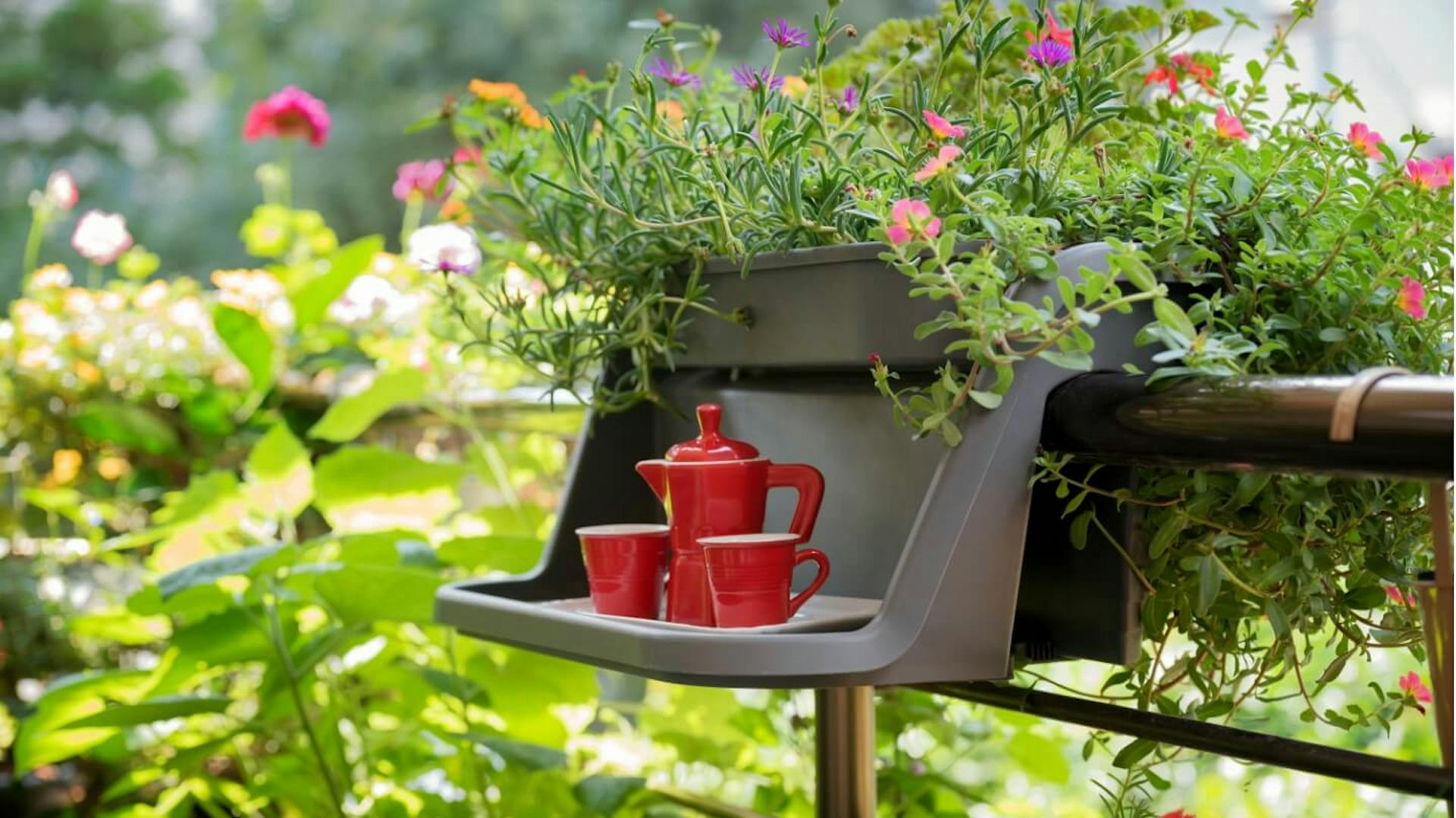 Virágláda és asztal kombinációja egy erkélykorláton