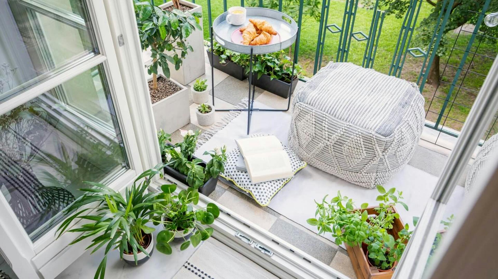 Kültéri szőnyeg egy kis erkélyen, növényekkel és bútorokkal