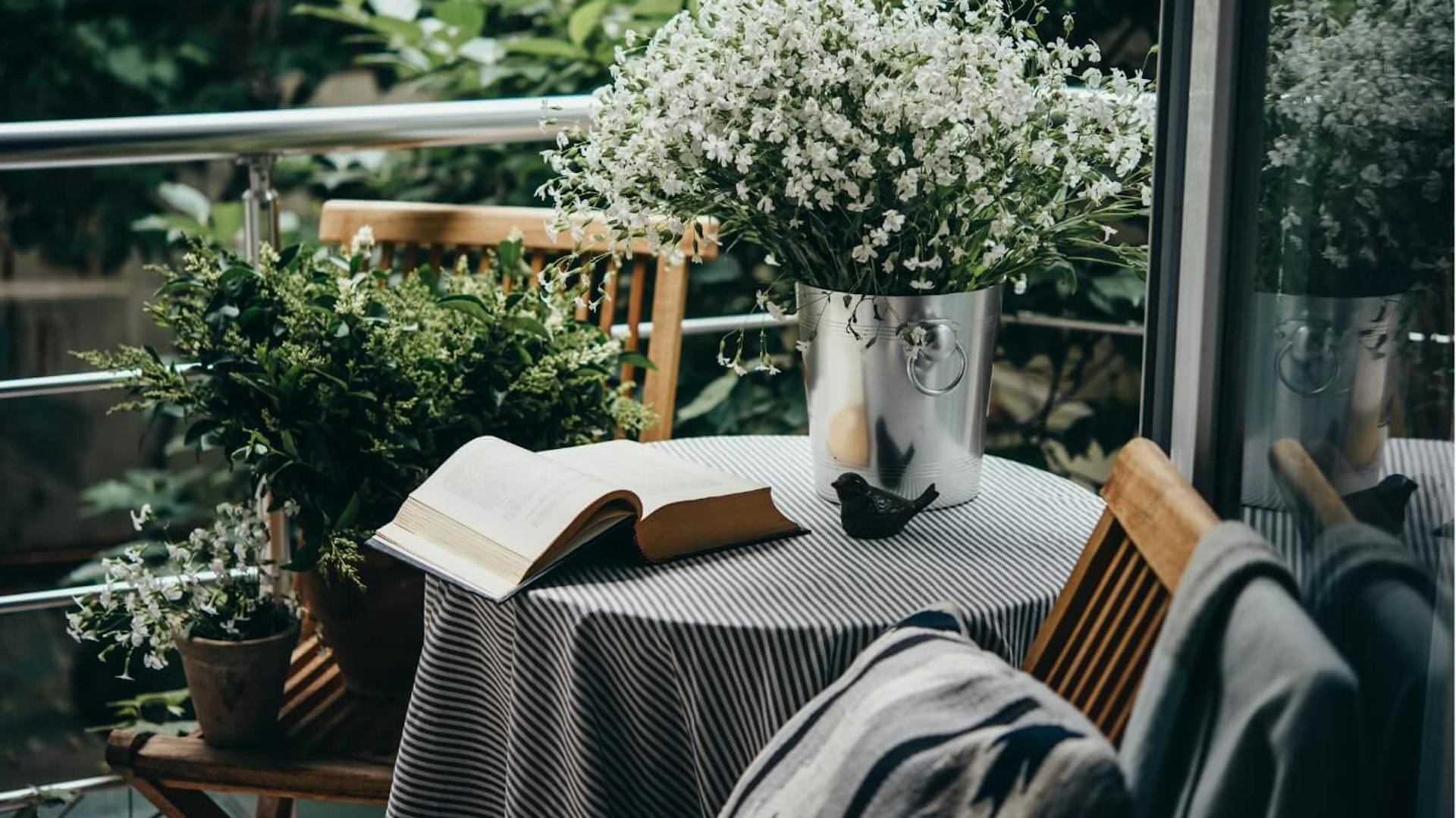 Kerek asztal összecsukható székekkel, asztalterítővel, dekorációval és pokrócokkal