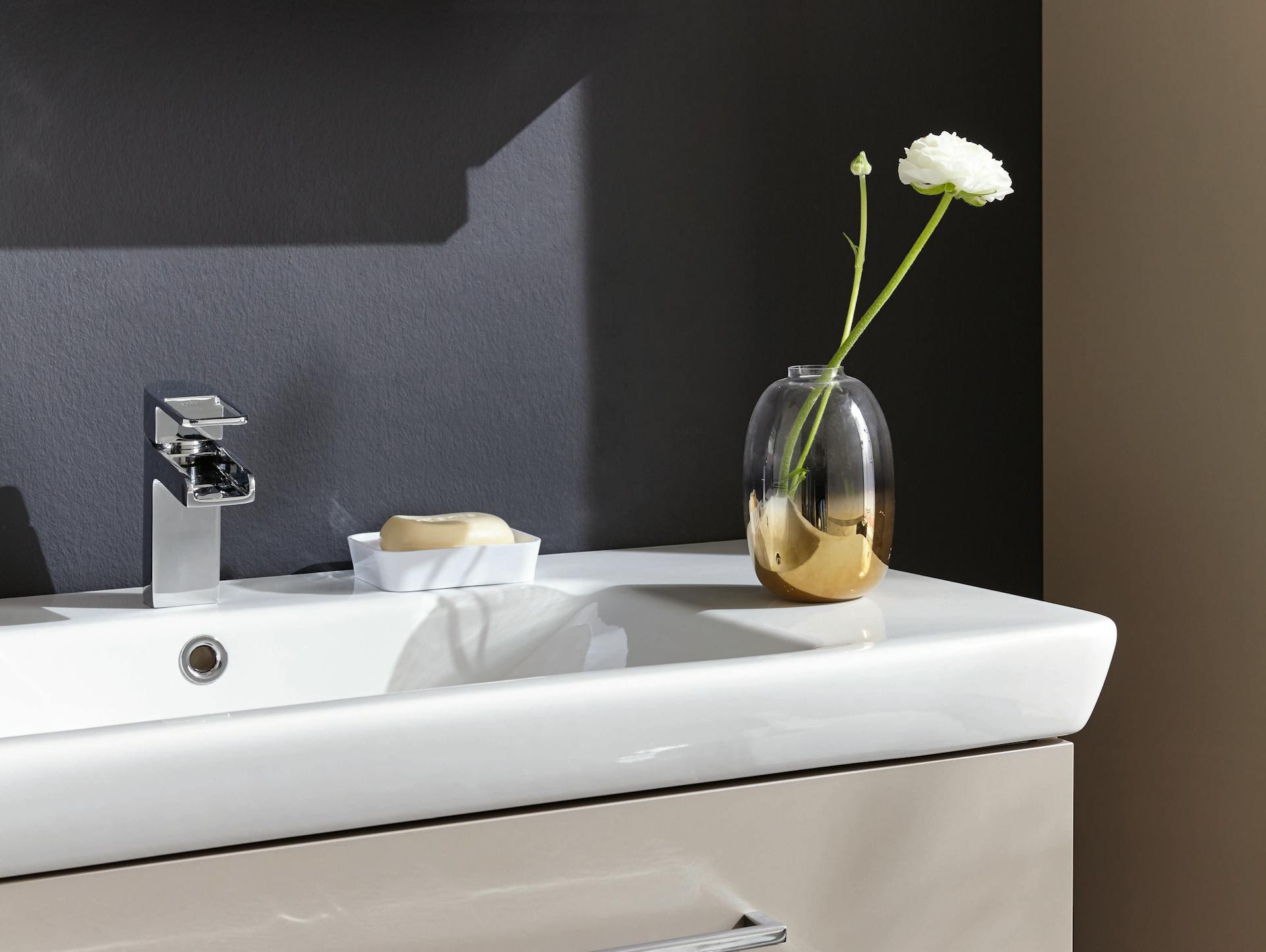 Dunkle Farbe, die für Feuchträume geeignet ist, in diesem Fall ein Badezimmer mit Waschbecken.