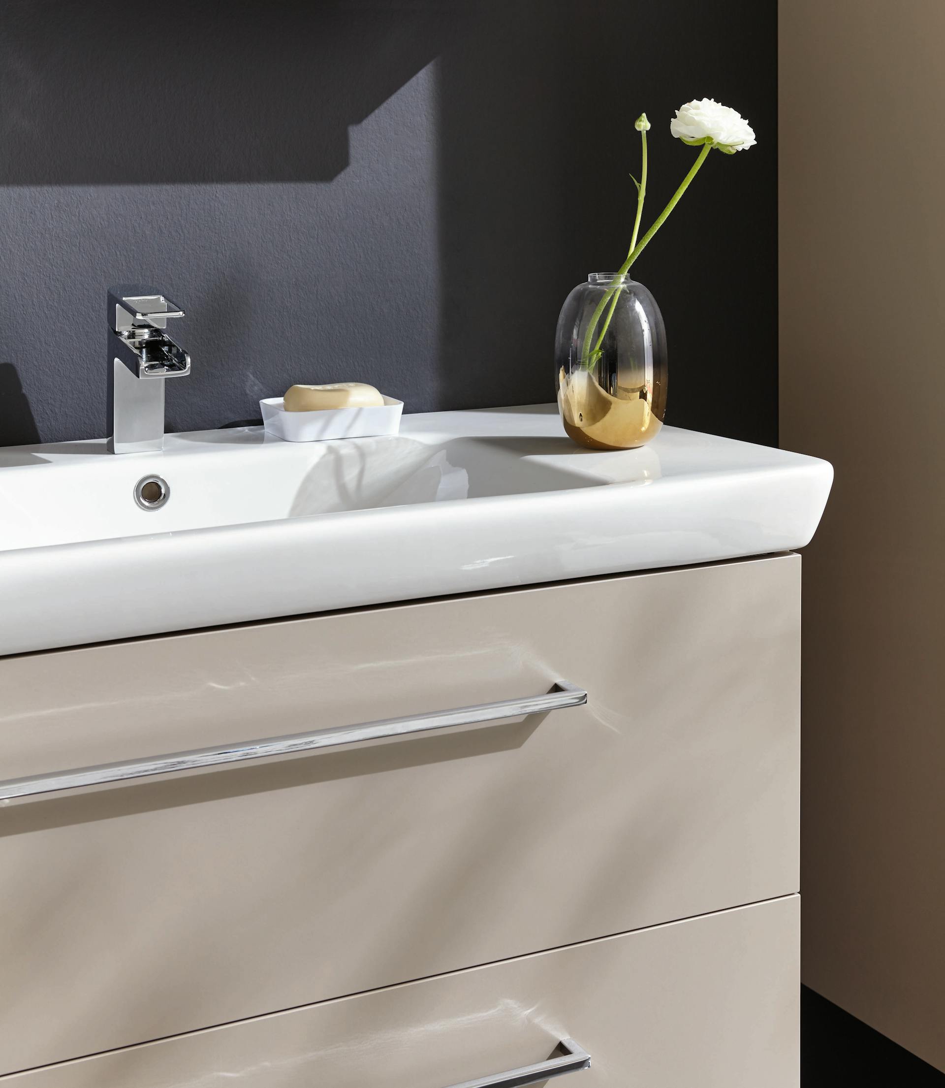 Colore scuro adatto per ambienti umidi, in questo caso un bagno con lavabo.