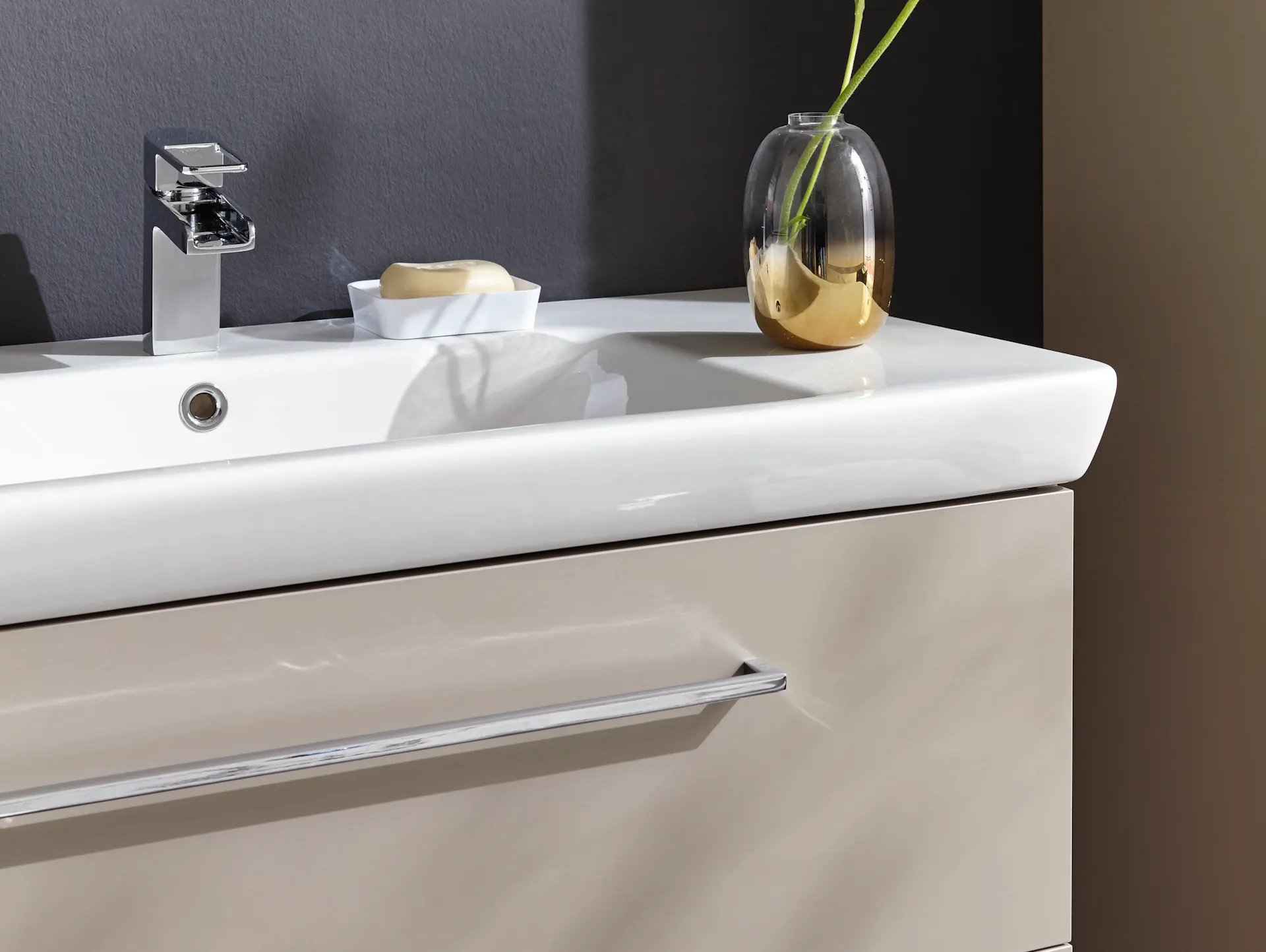 Farbe für Feuchträume wie dieses Badezimmer mit Waschbecken sind sehr beständig.