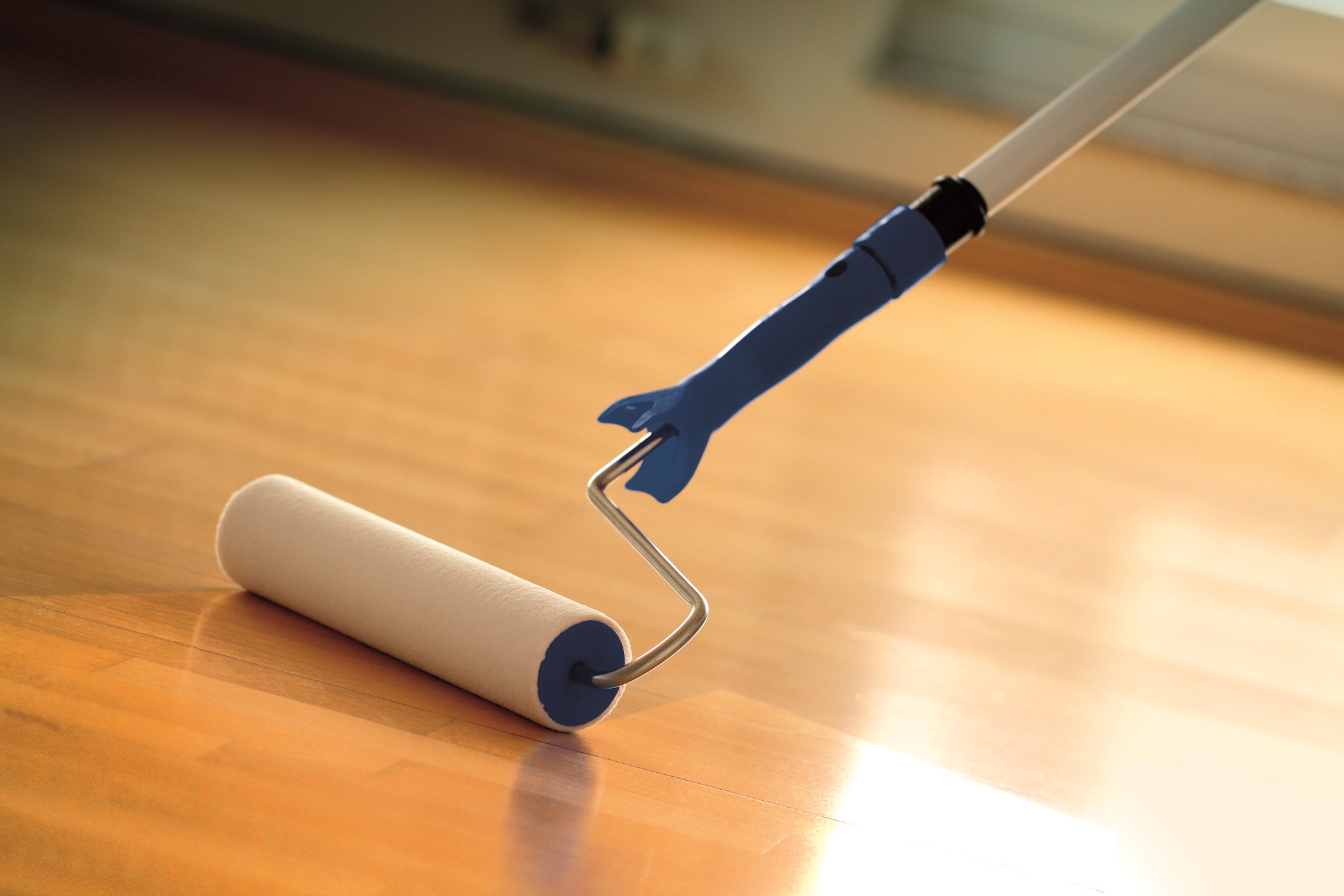 Un pavimento viene trattato con vernice per parquet.