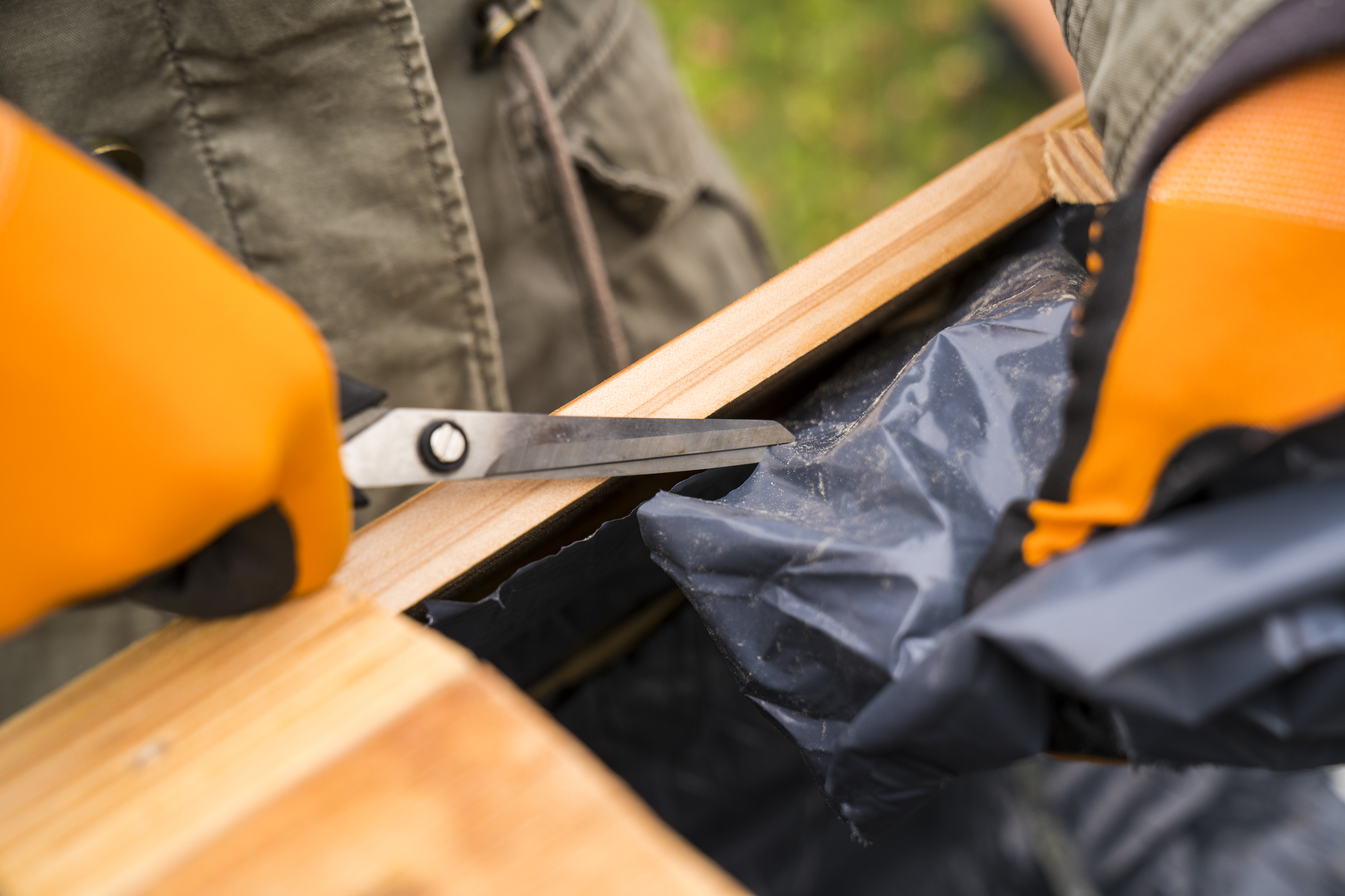 Pomocí nůžek vystřihnete dvířka bramborové věže z fólie, kterou je věž obložena.