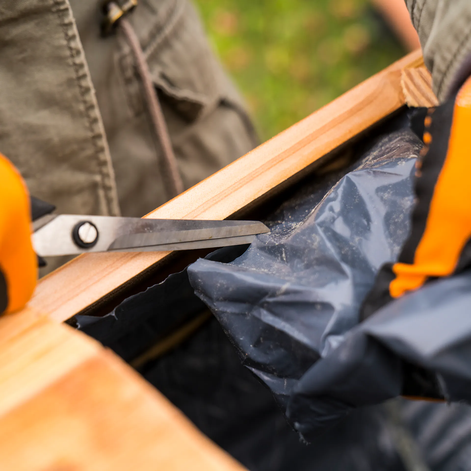 Pomocí nůžek vystřihnete dvířka bramborové věže z fólie, kterou je věž obložena.