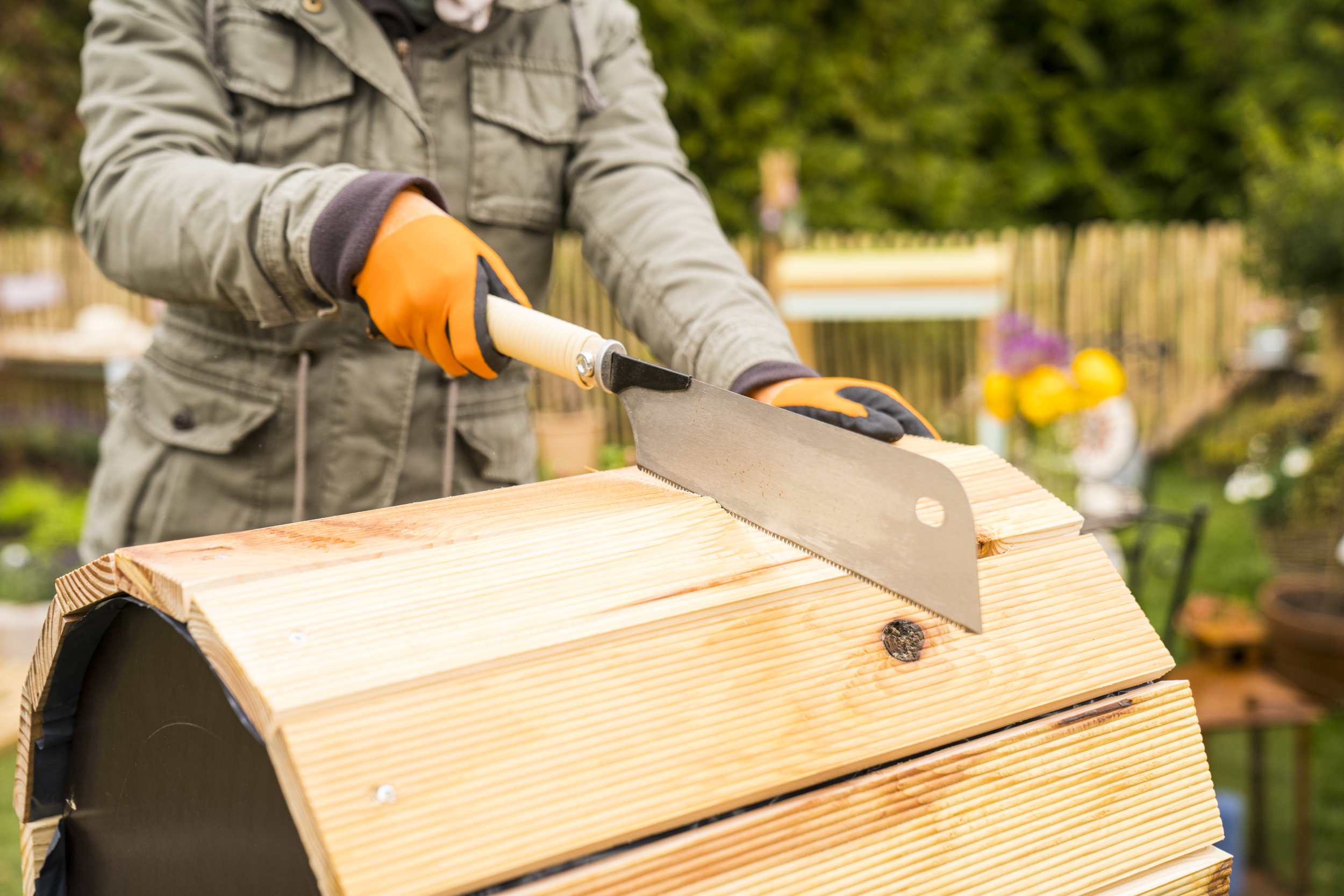 Kutil vyřízne dveře věže na brambory japonskou pilou.