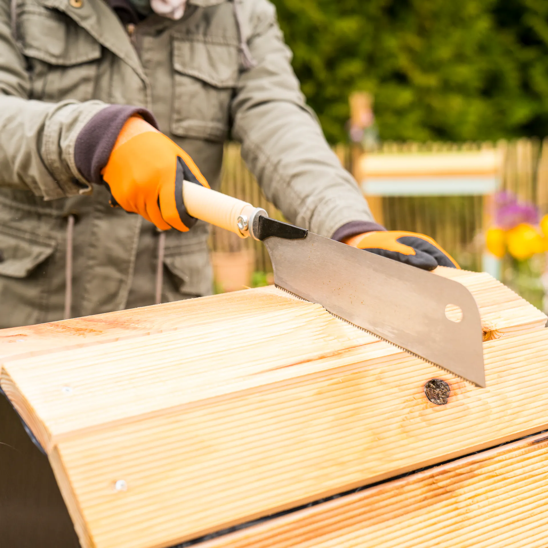 Kutil vyřízne dveře věže na brambory japonskou pilou.