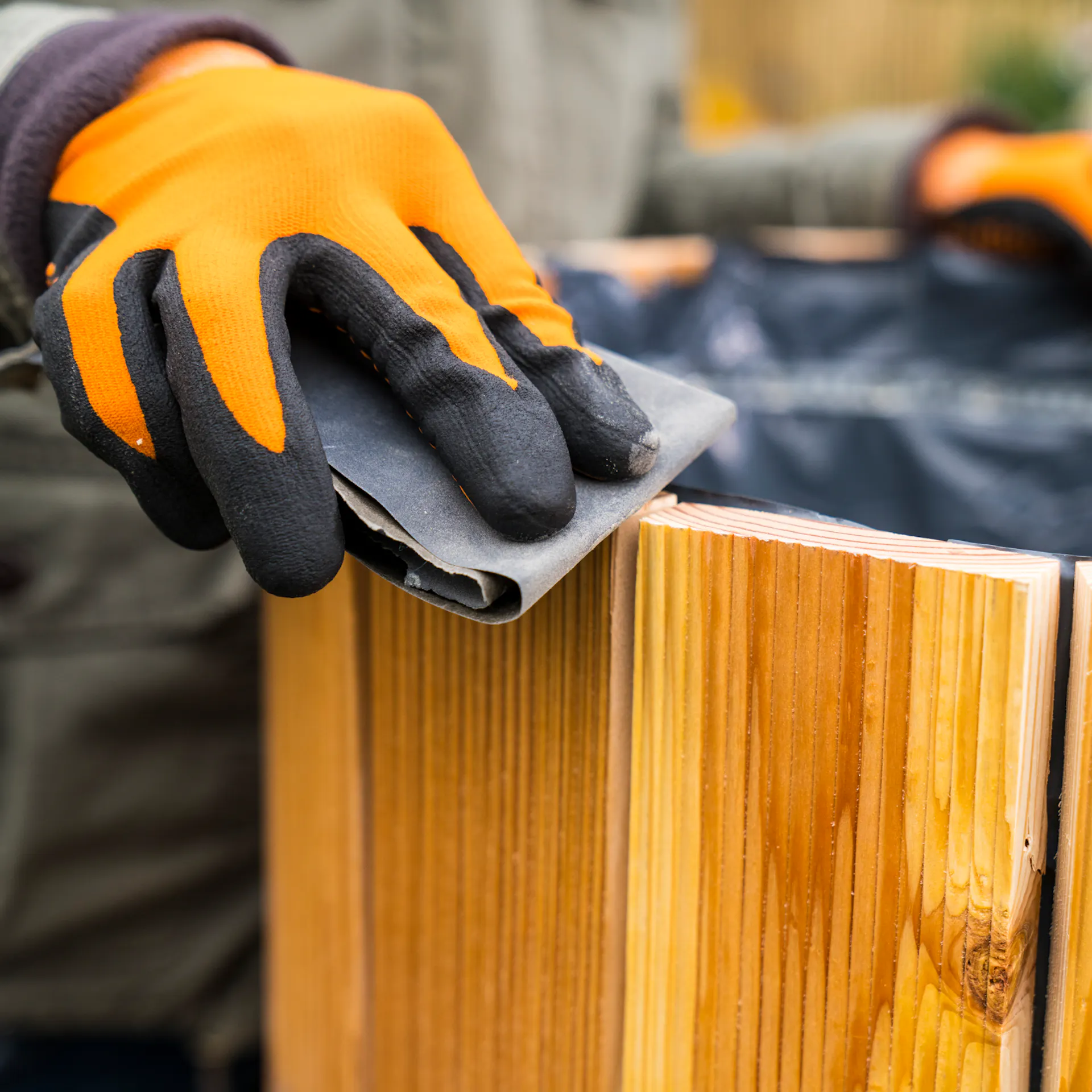 Kutil brousí hotovou bramborovou věž smirkovým papírem.
