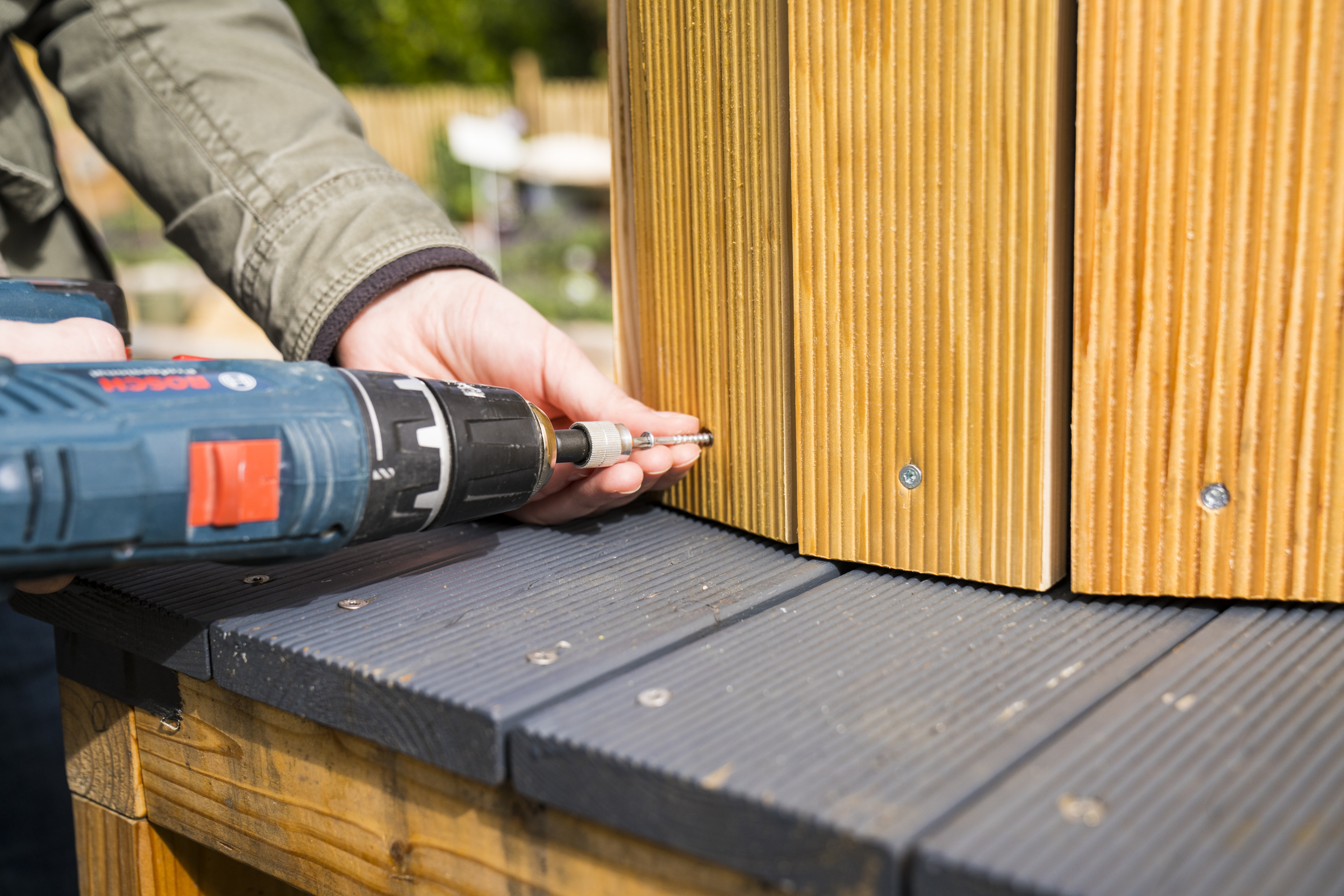    Kutil šroubuje jednotlivé součásti věže na brambory k sobě.