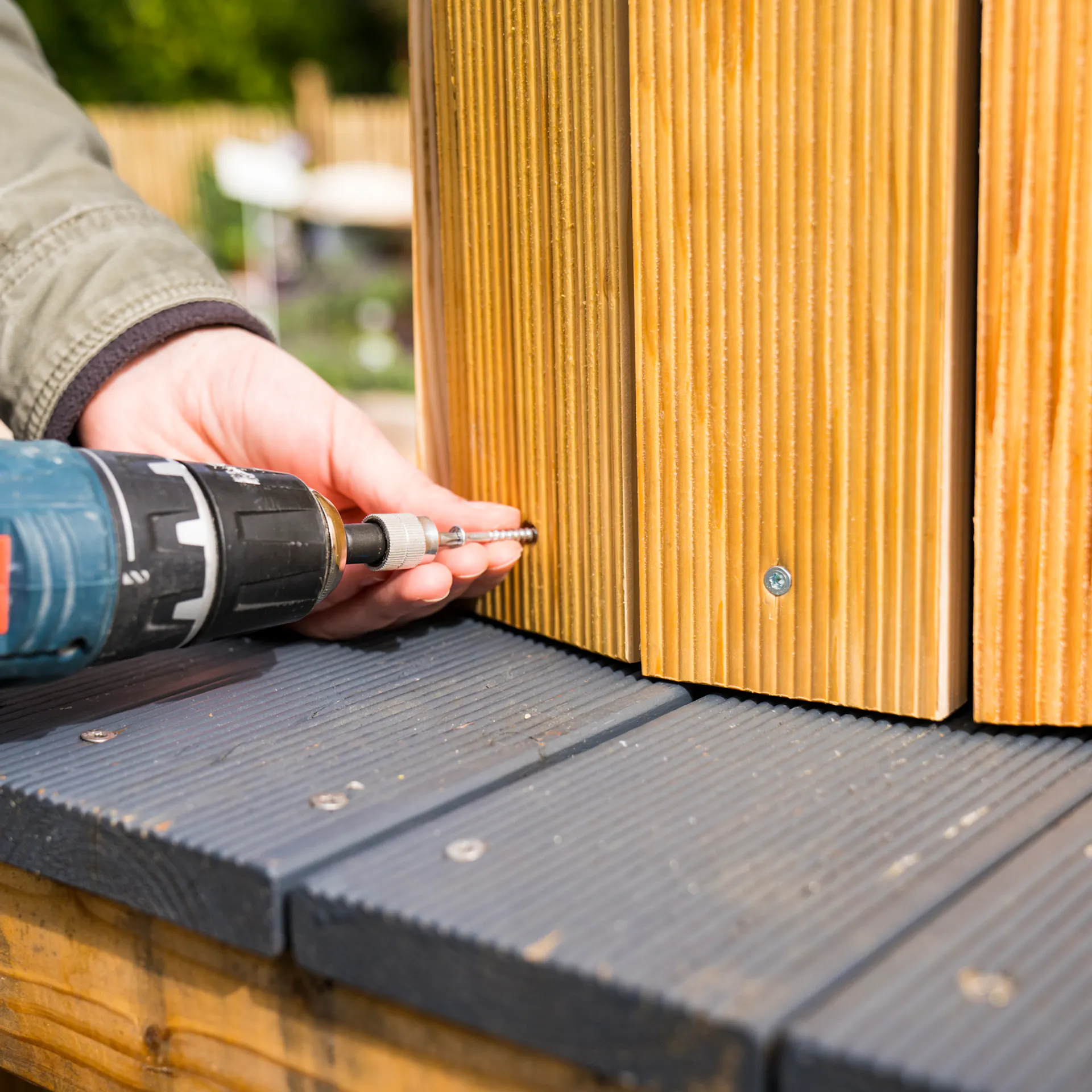 Kutil šroubuje jednotlivé součásti věže na brambory k sobě.