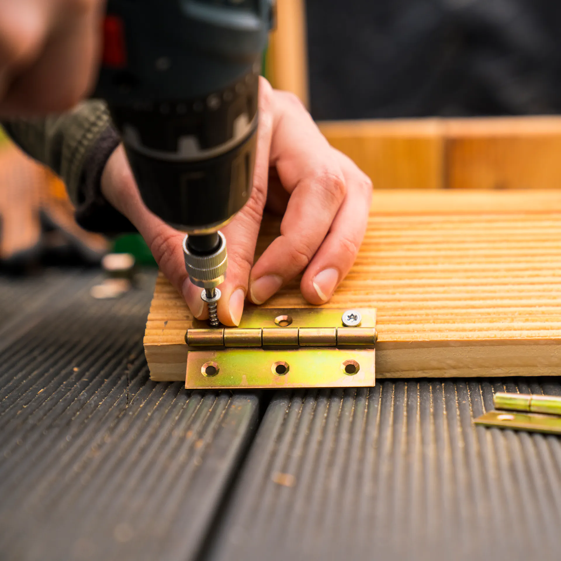 Kutil, který připevňuje závěs na dvířka věže na brambory.