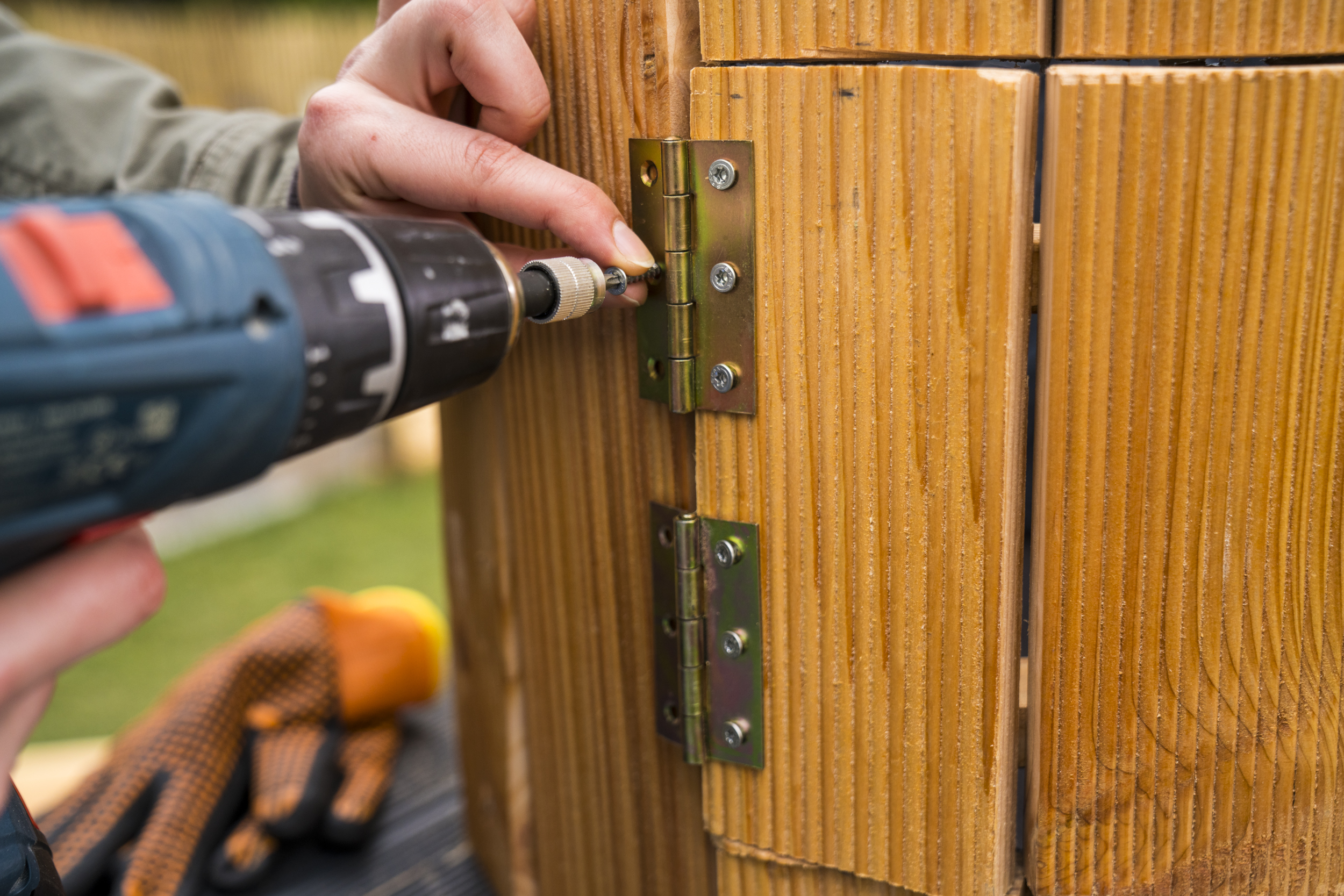 Pomocí pantů připevní kutil dvířka k bramborové věži.