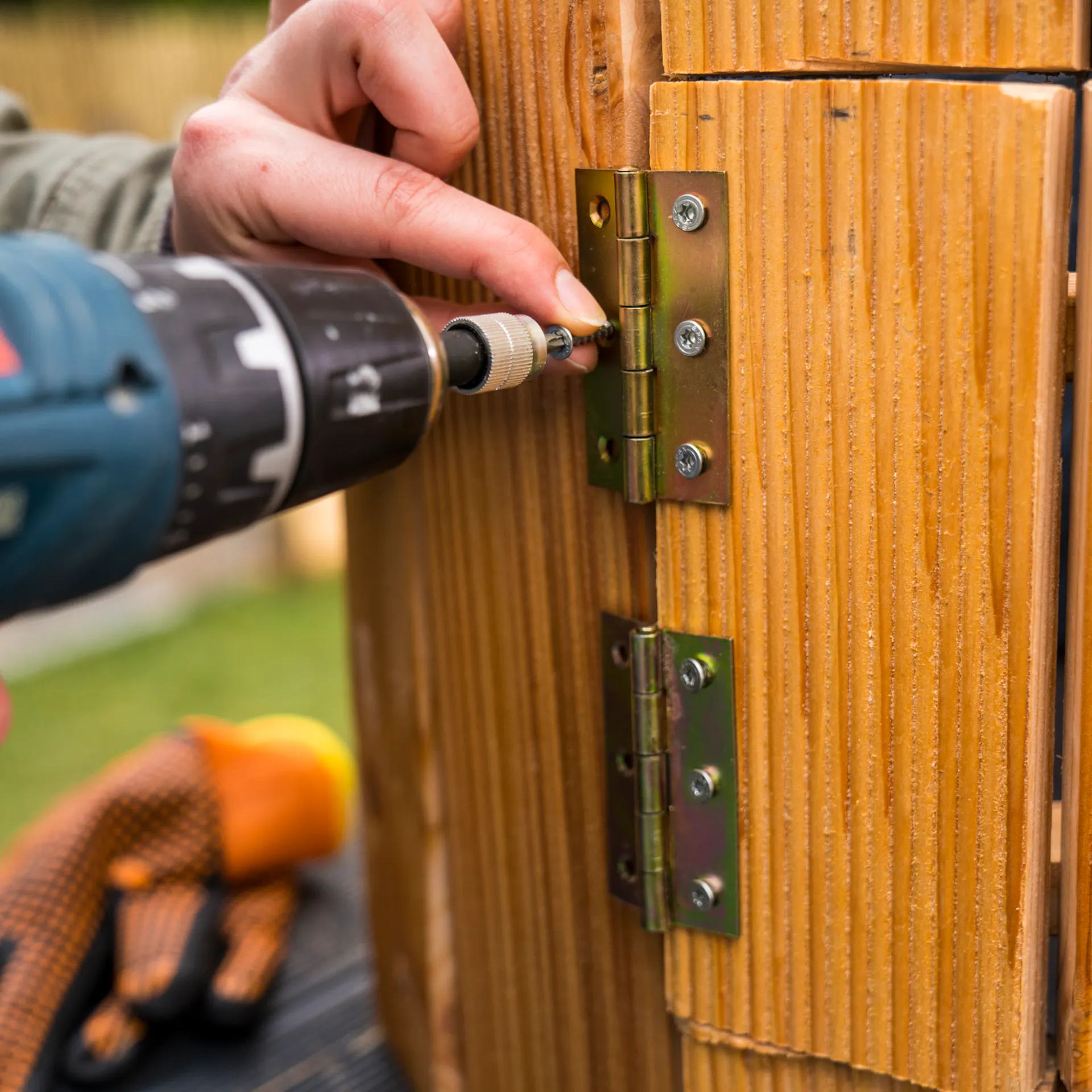 Pomocí pantů připevní kutil dvířka k bramborové věži.