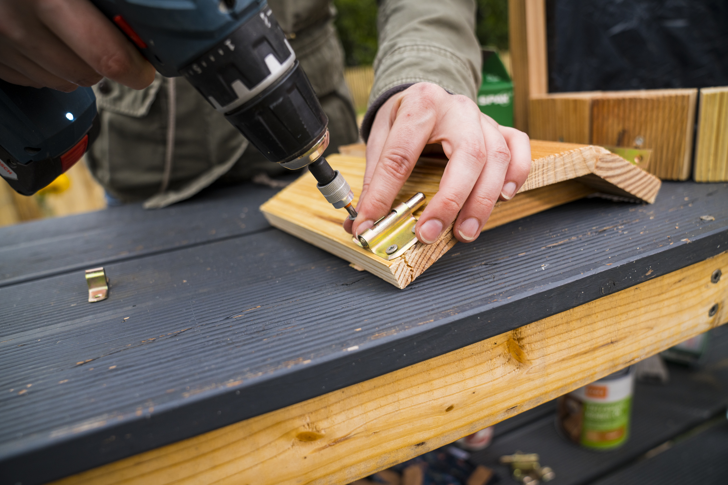 Kutil připevní na dvířka věže na brambory západku pro otevírání a zavírání dvířek.