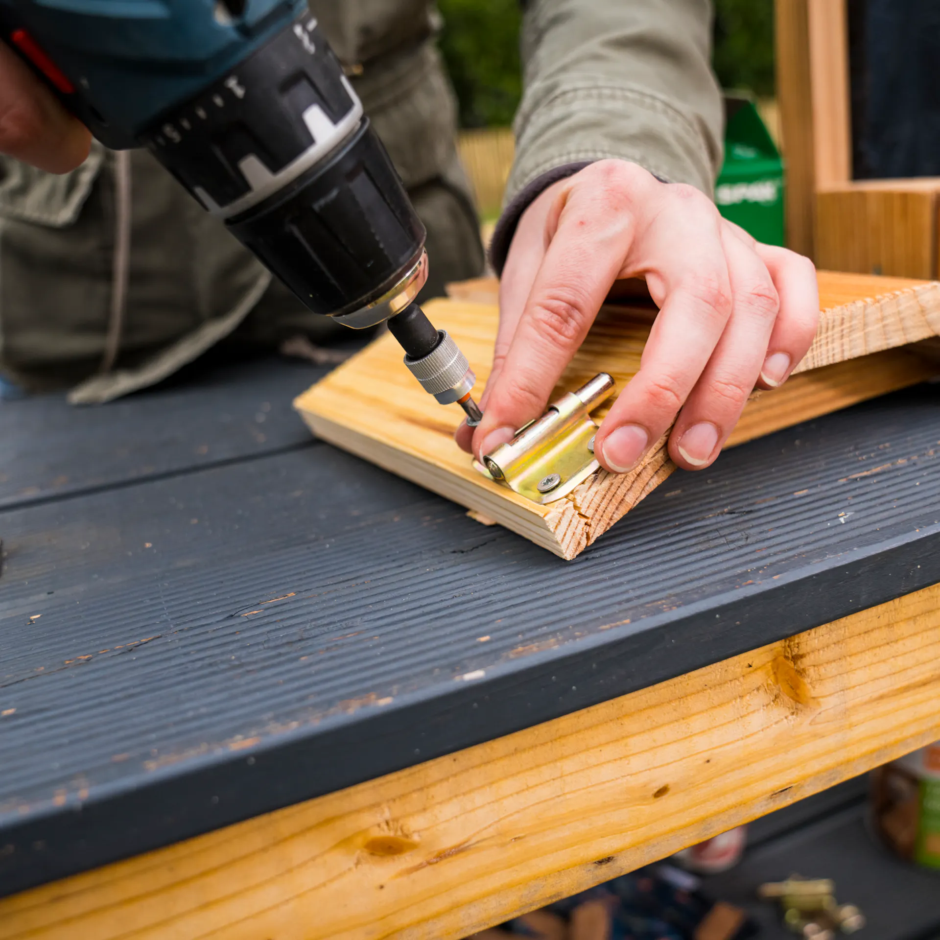 Kutil připevní na dvířka věže na brambory západku pro otevírání a zavírání dvířek.
